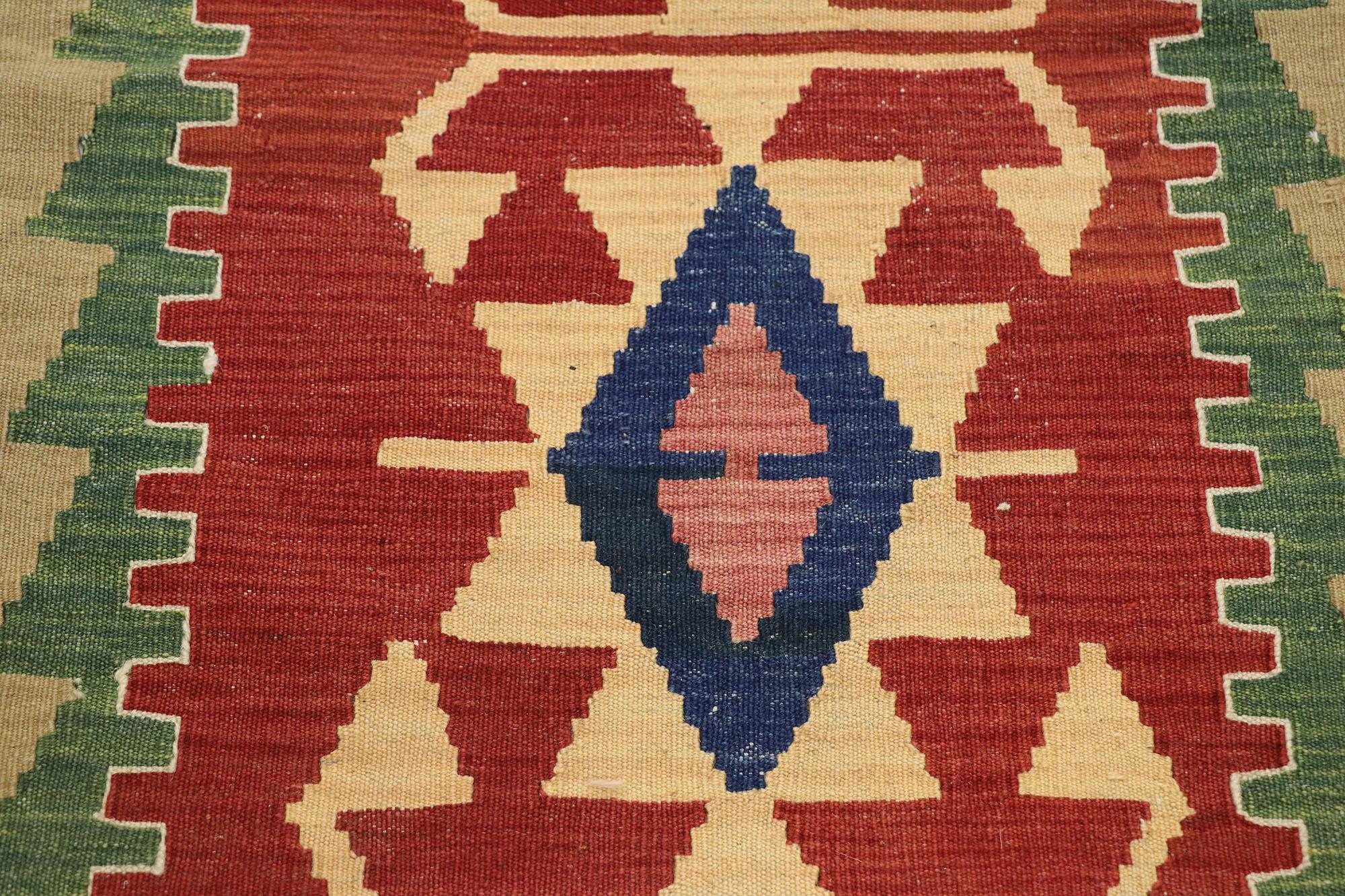 Vintage Persian Shiraz Kilim Rug, Luxury Lodge Meets Nomadic Charm In Good Condition For Sale In Dallas, TX