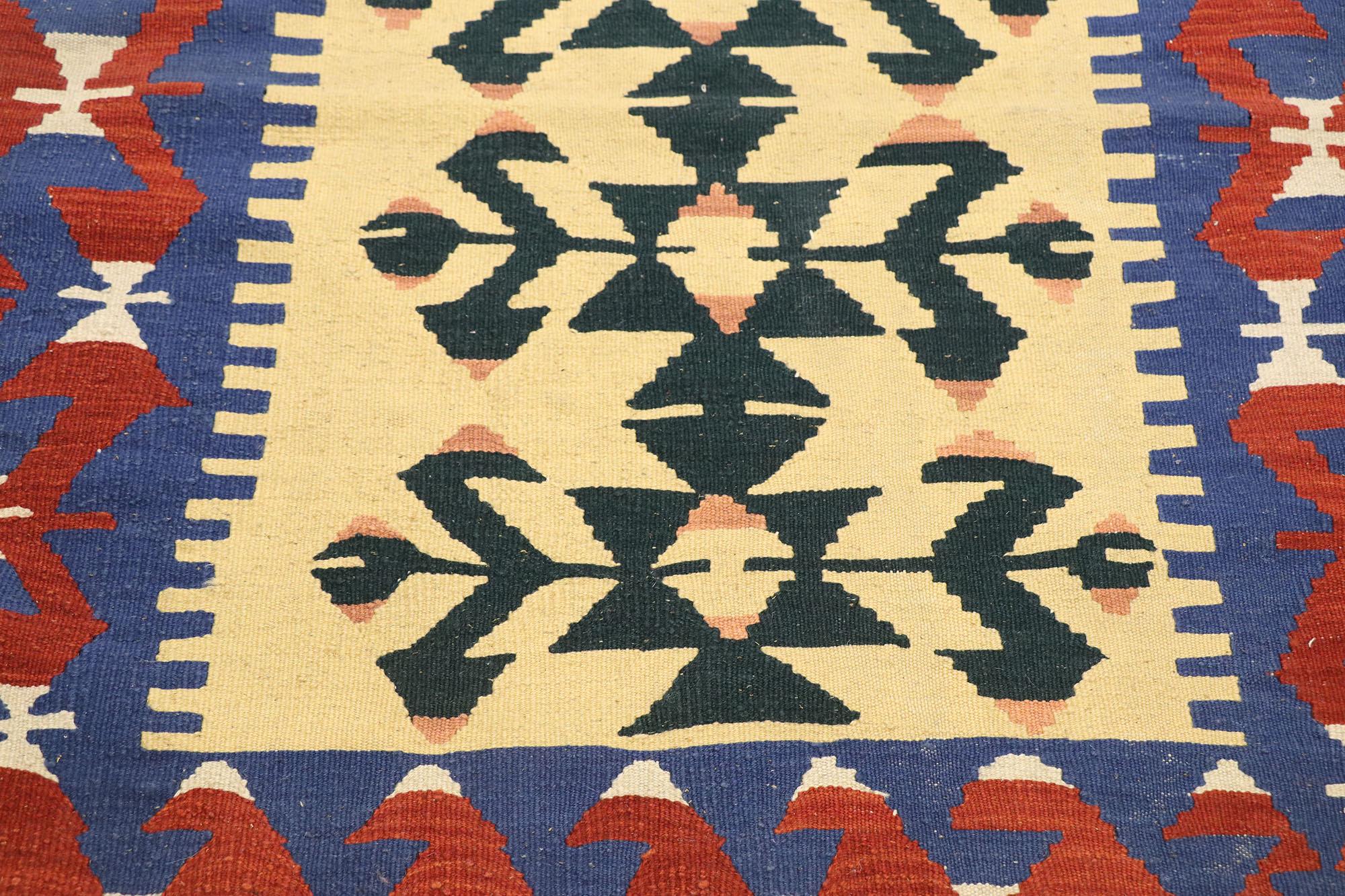 Tessuto a mano Rug vintage persiano Shiraz Kilim, lo stile moderno del sud-ovest incontra il lusso del Lodge in vendita
