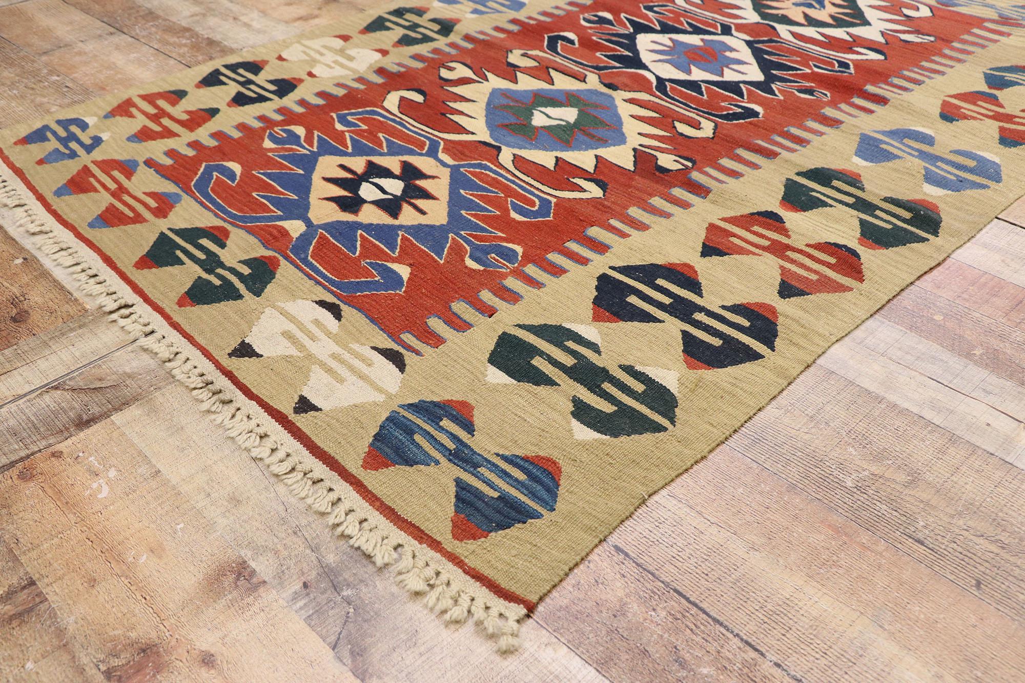 Vintage Persian Shiraz Kilim Rug, Luxus Lodge trifft Nomadencharme im Zustand „Gut“ im Angebot in Dallas, TX
