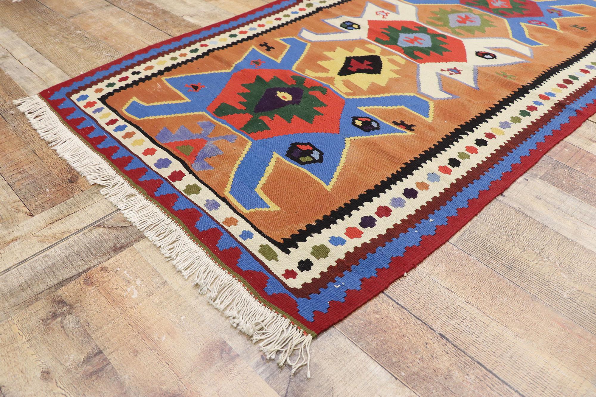 Vintage Persisch Shiraz Kilim Teppich mit Tribal Stil (20. Jahrhundert) im Angebot