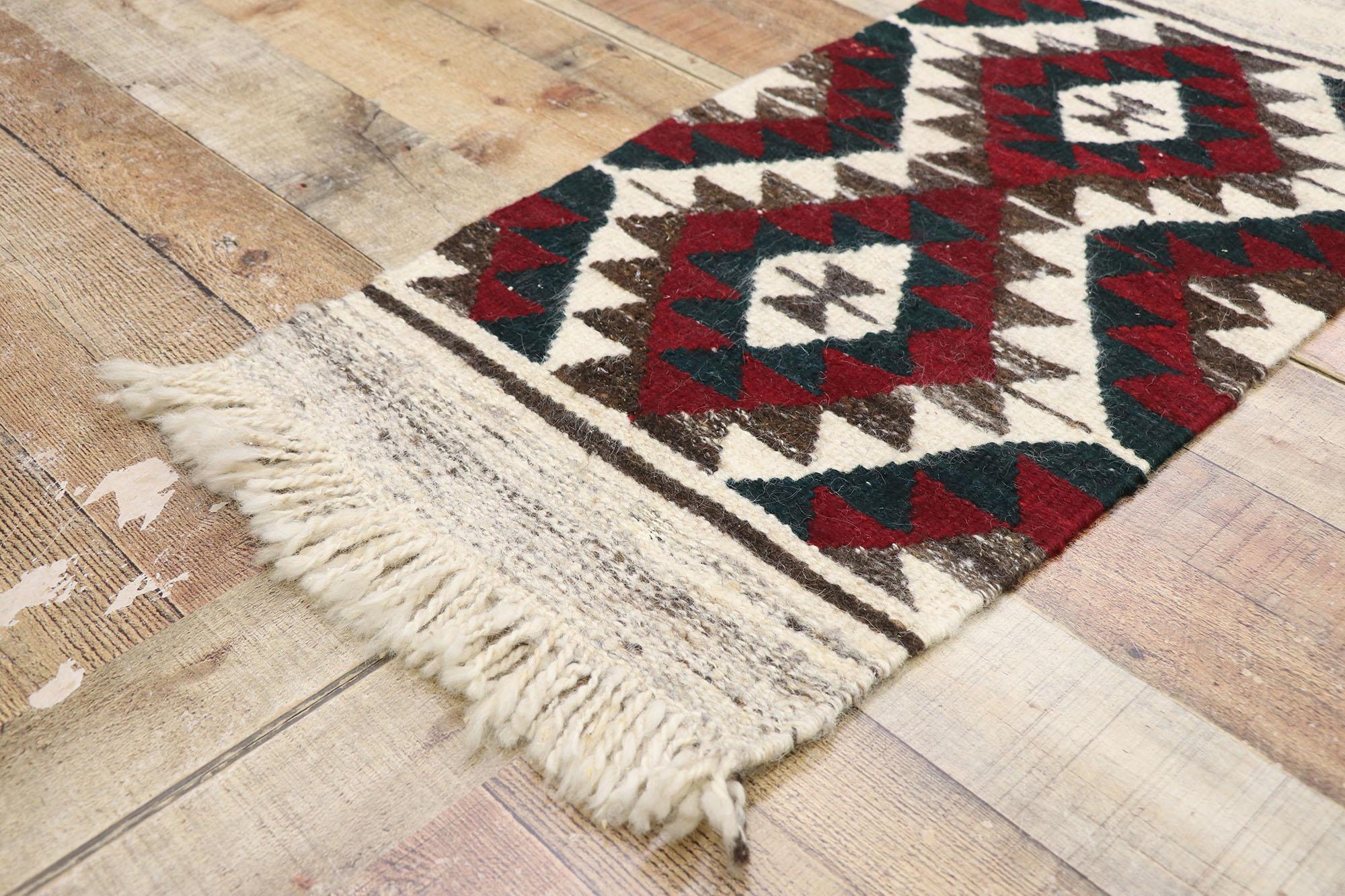 20ième siècle Tapis Kilim persan vintage Shiraz de style tribal en vente