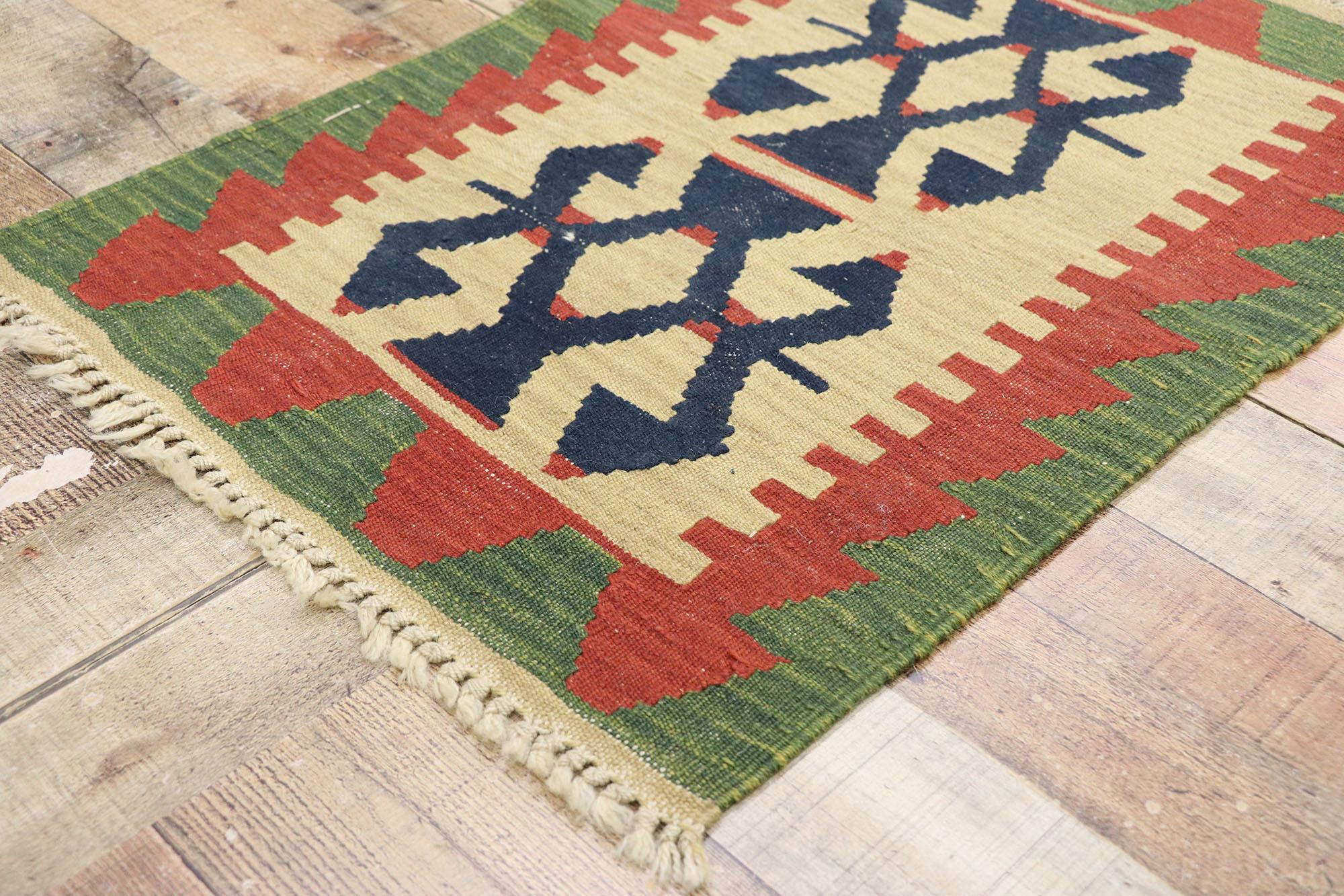 20ième siècle Tapis Kilim persan vintage Shiraz, le désert moderne rencontre le Boho Chic en vente