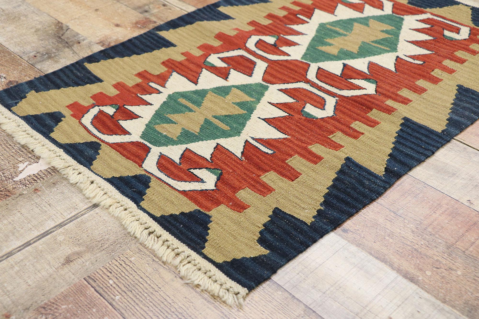 Vintage Persian Shiraz Kilim Rug, Luxus Lodge trifft Nomadencharme im Zustand „Gut“ im Angebot in Dallas, TX