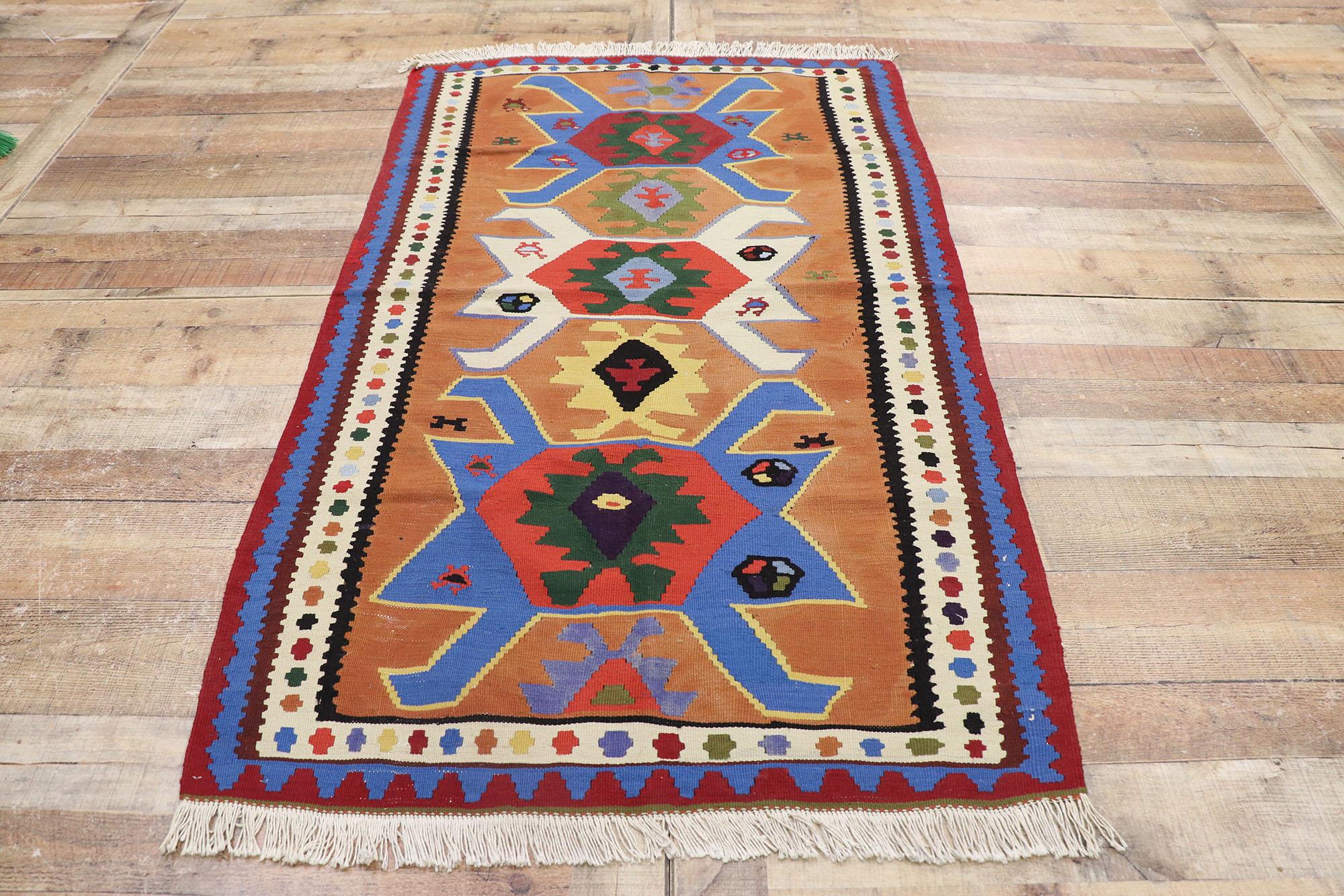 Vintage Persisch Shiraz Kilim Teppich mit Tribal Stil (Wolle) im Angebot