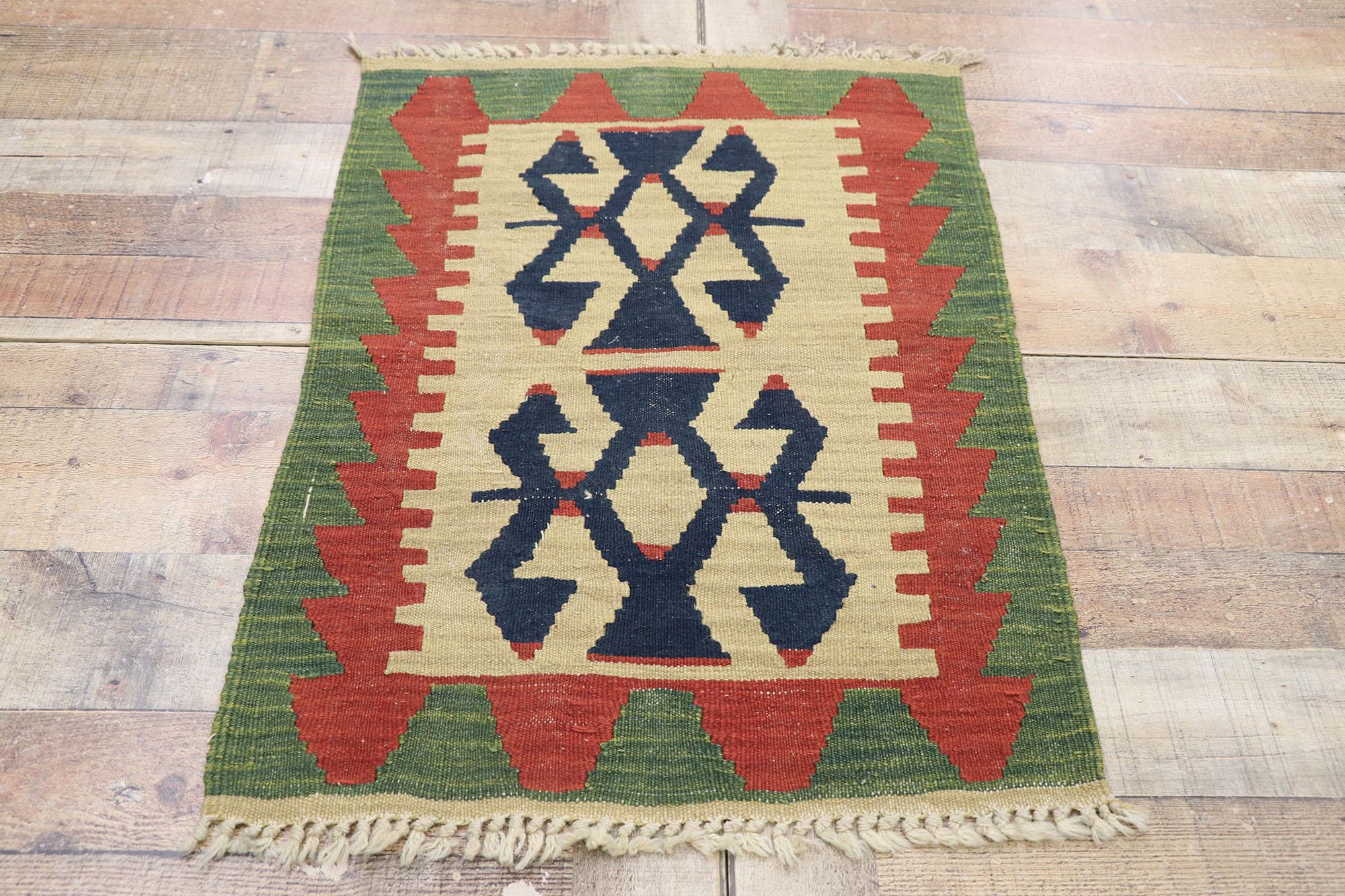 Persischer Shiraz-Kelim-Teppich im Vintage-Stil, Modern Desert Meets Boho Chic im Angebot 1