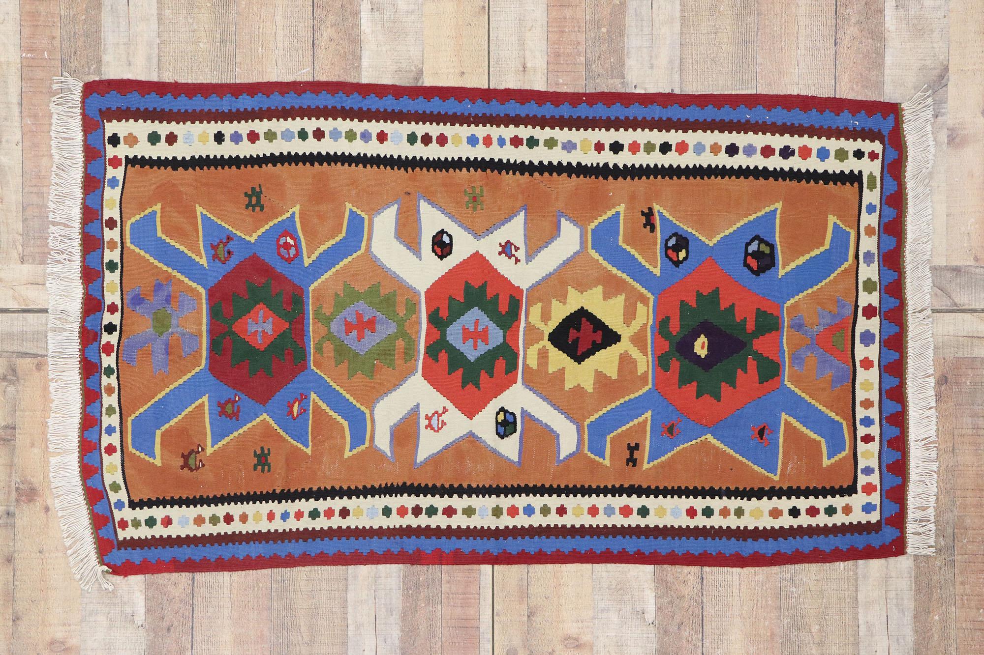 Vintage Persisch Shiraz Kilim Teppich mit Tribal Stil im Angebot 1