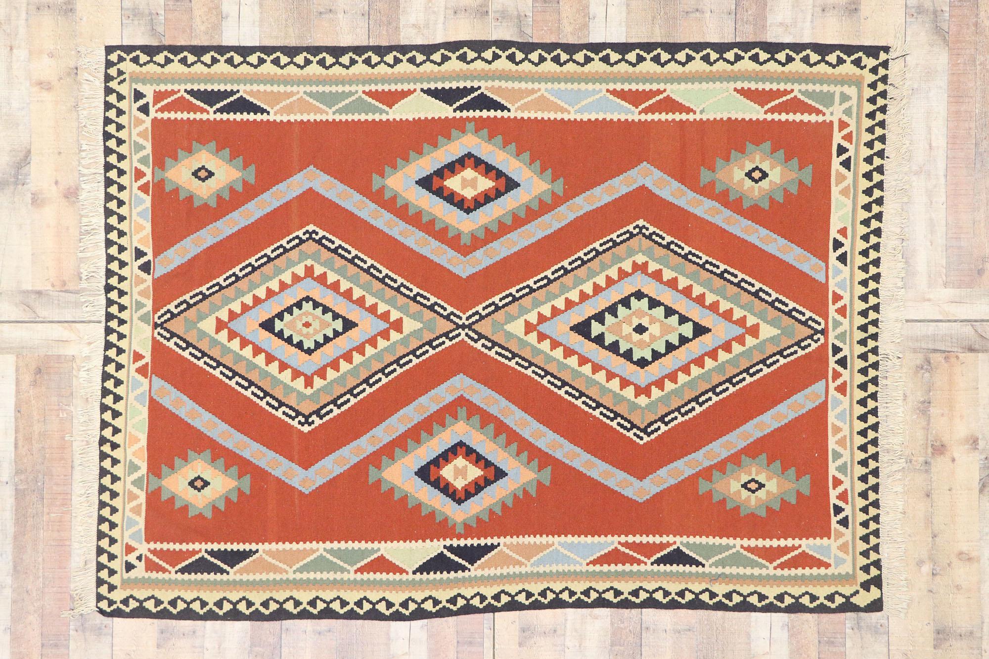 Tappeto persiano vintage Shiraz Kilim, il nord-ovest del Pacifico incontra il lusso del Lodge in vendita 1