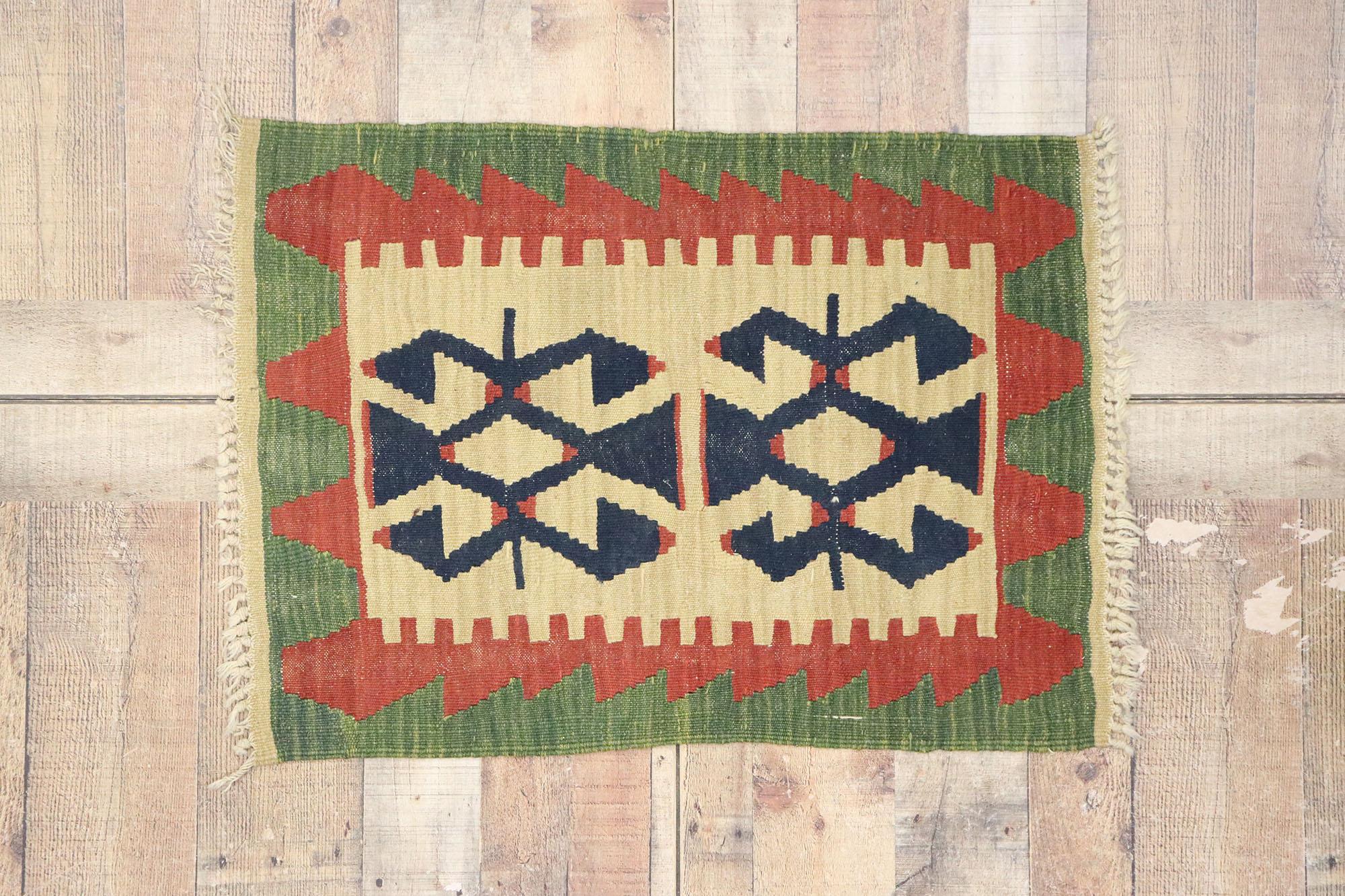 Tapis Kilim persan vintage Shiraz, le désert moderne rencontre le Boho Chic en vente 1