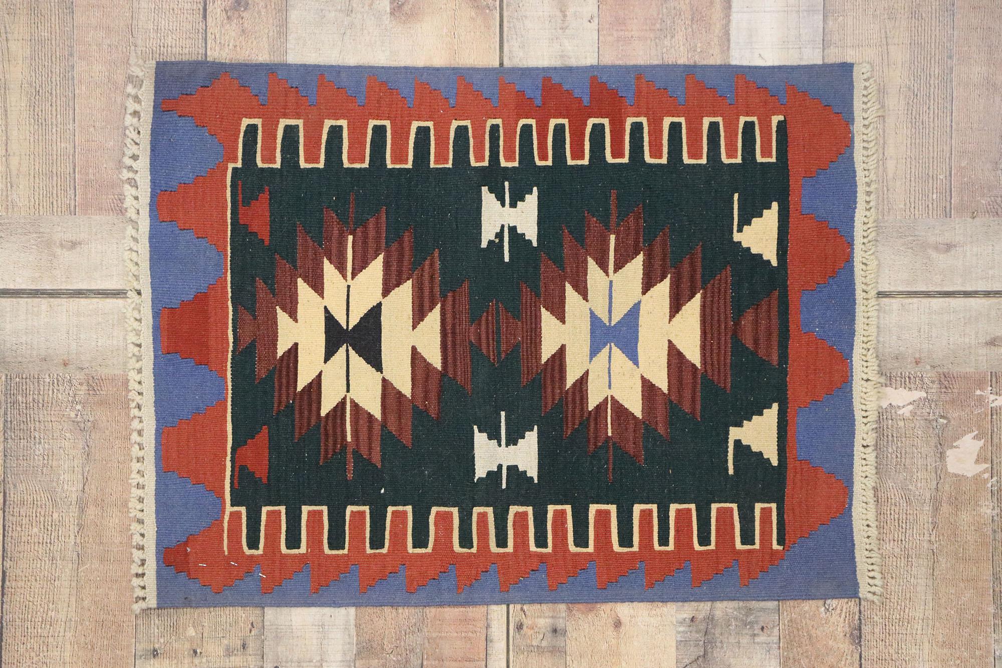 Alfombra vintage persa Shiraz Kilim, el lujo se une al encanto nómada en venta 1
