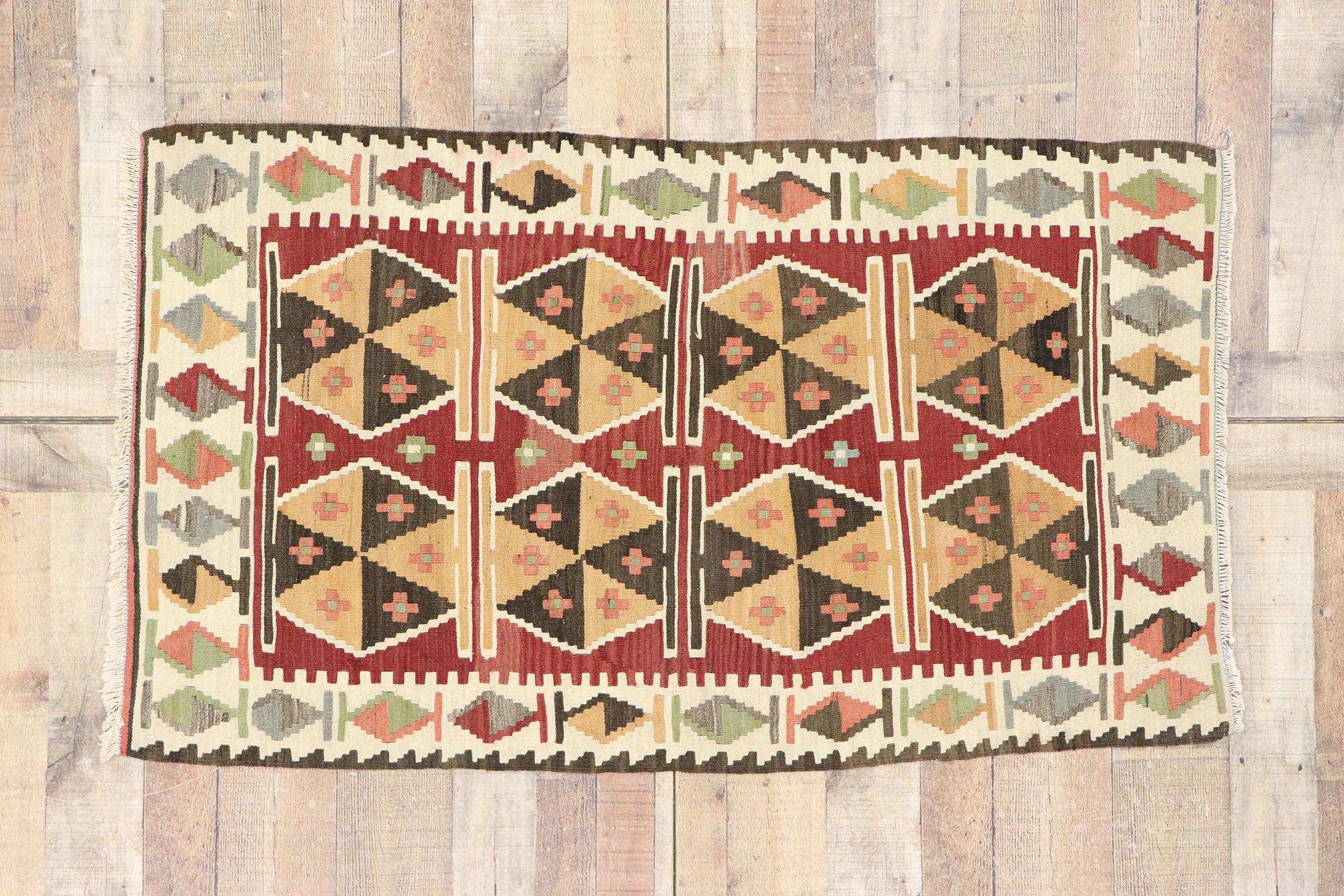 Alfombra persa vintage Shiraz Kilim, el noroeste del Pacífico se une a una lujosa casa de campo en venta 1