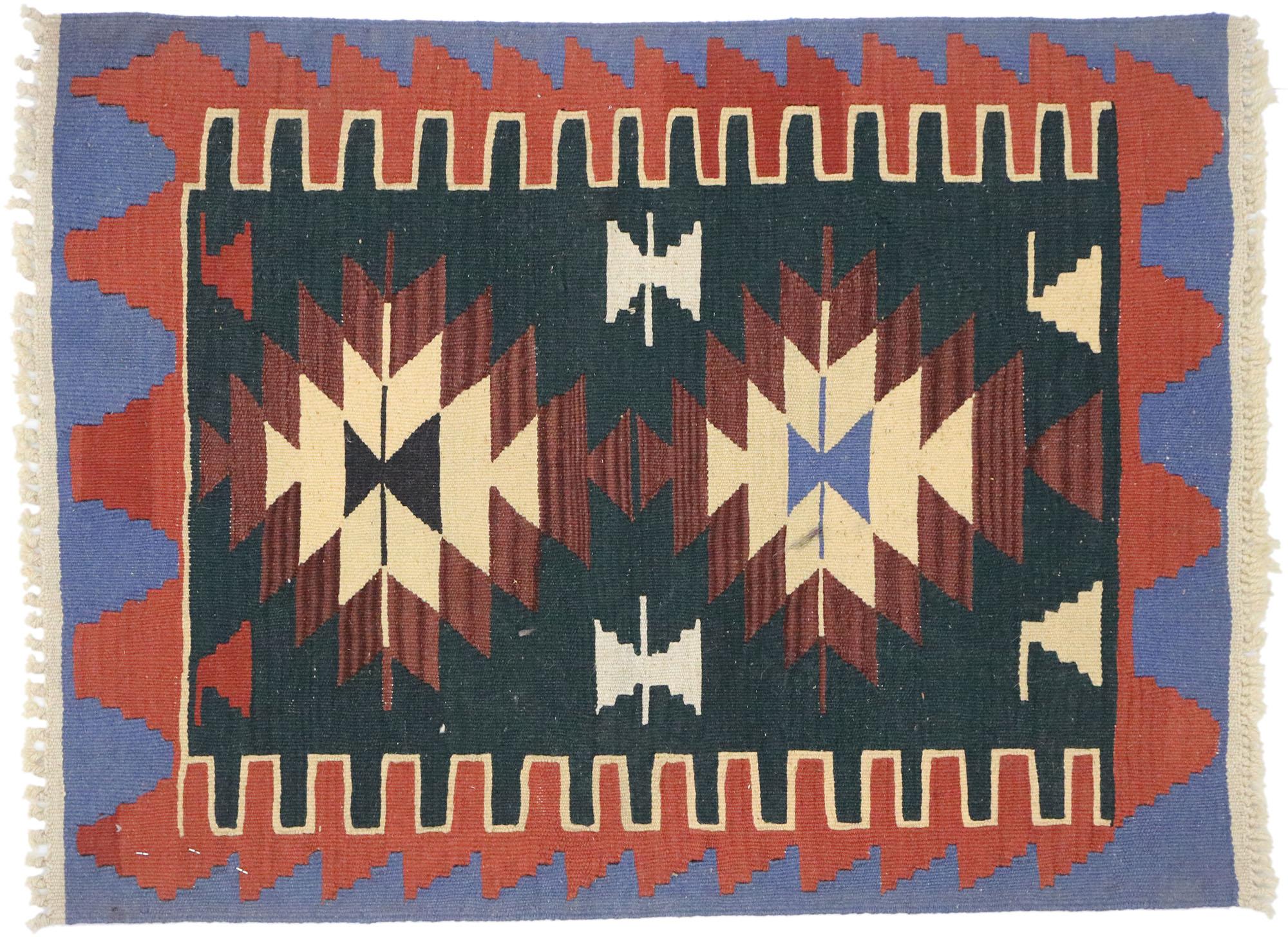 Alfombra vintage persa Shiraz Kilim, el lujo se une al encanto nómada en venta 2