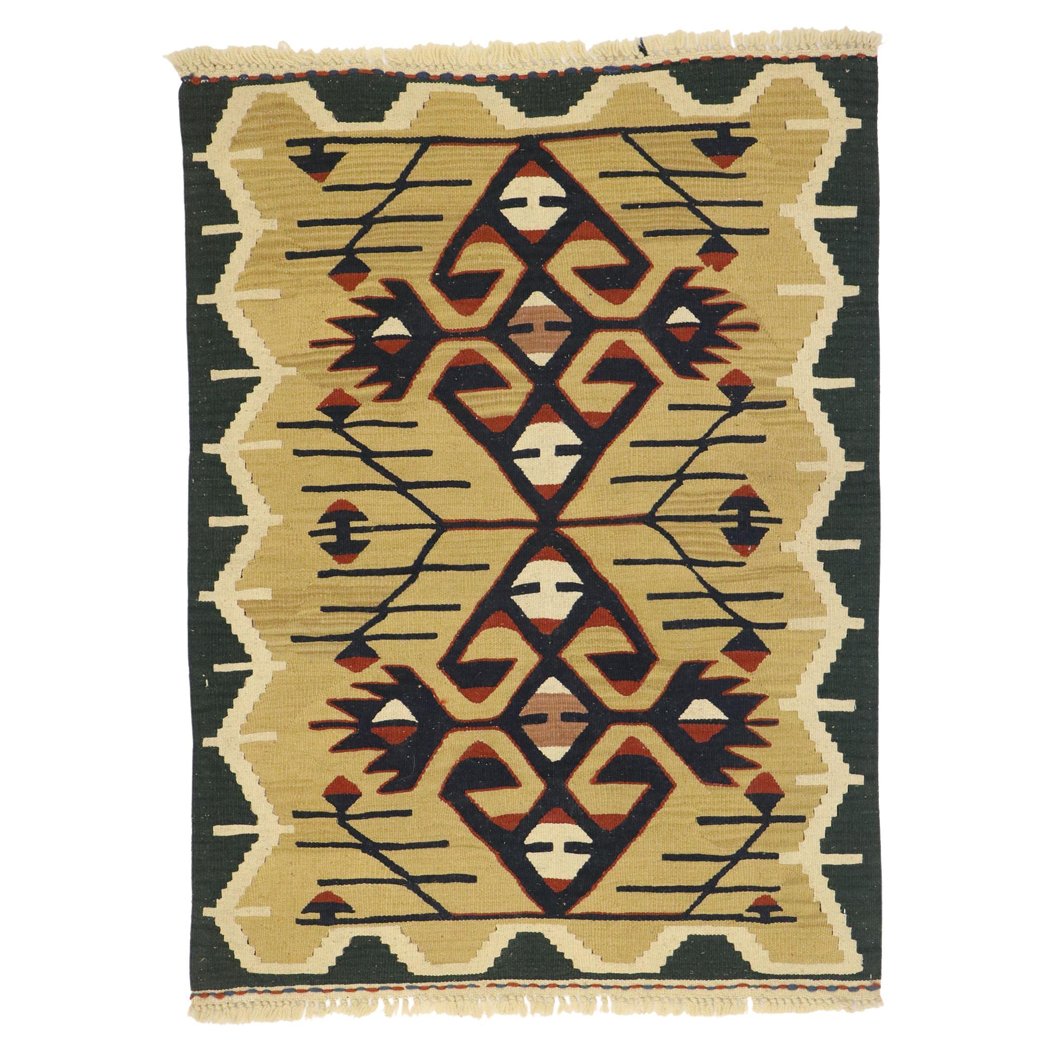 Tapis Kilim persan Shiraz, style moderne du Sud-Ouest rencontre un hôtel de luxe