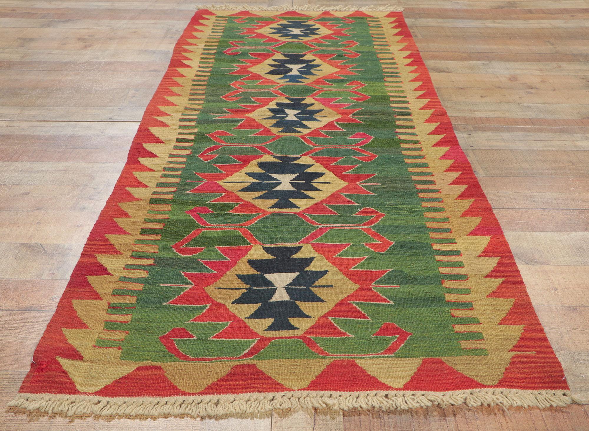 XX secolo Runner vintage in kilim persiano Shiraz, il lusso di Lodge incontra l'eleganza occidentale in vendita