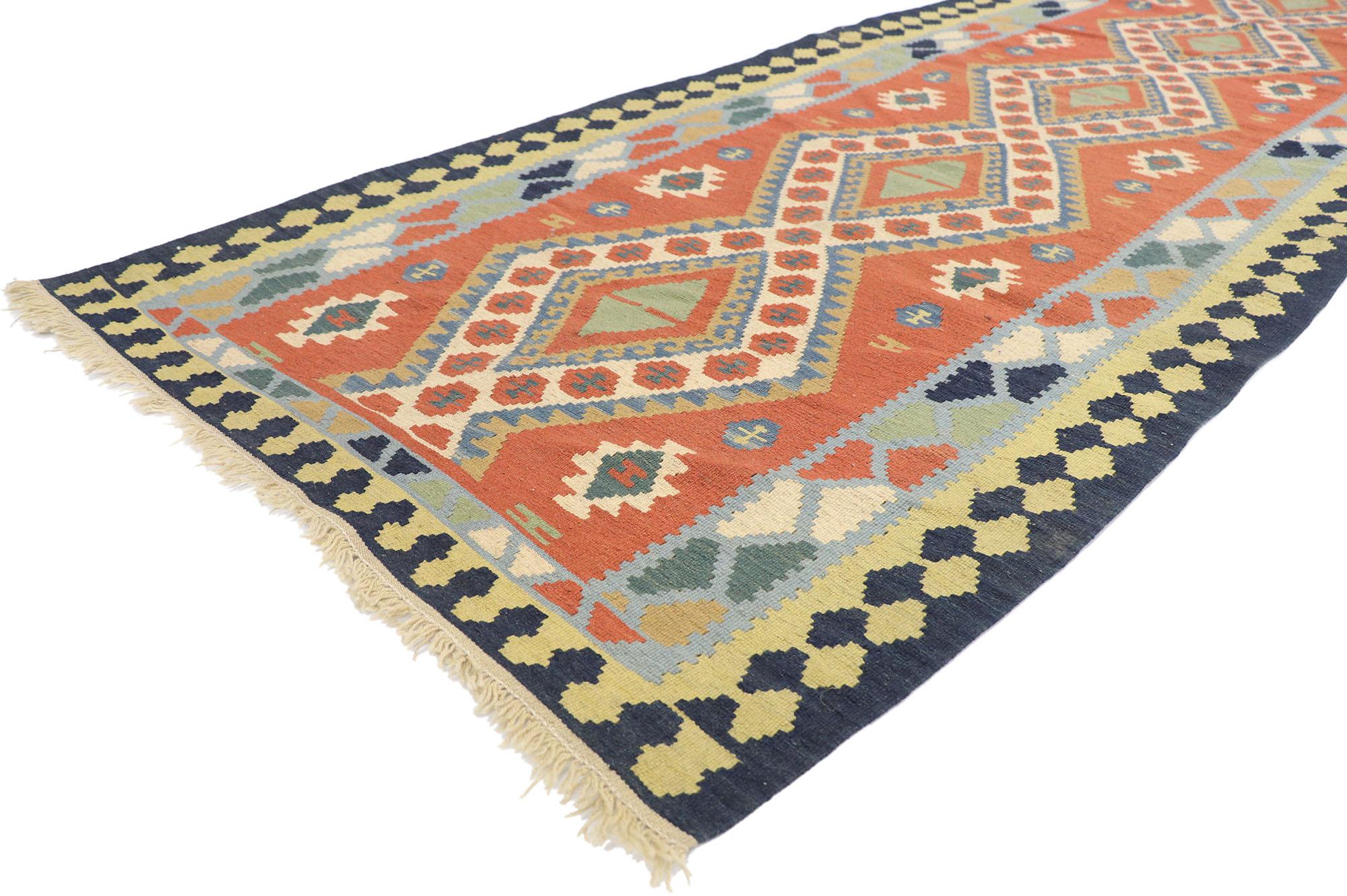 77925, alter persischer Shiraz-Kilim-Läufer mit Tribal-Stil. Voller winziger Details und einem kühnen, ausdrucksstarken Design, kombiniert mit leuchtenden Farben und Tribal-Stil, ist dieser handgewebte Kelimläufer aus persischer Shiraz-Wolle eine
