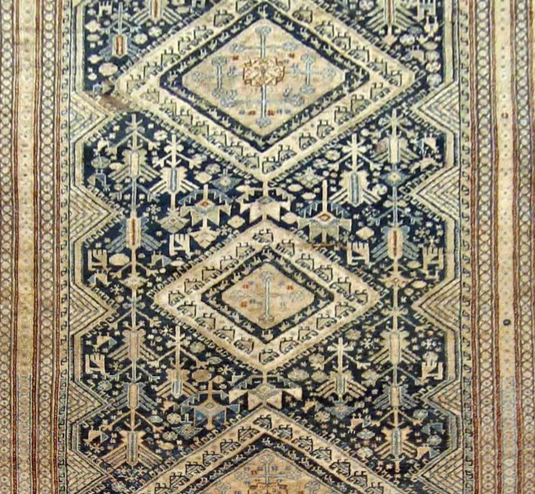 Persischer Shiraz- orientalischer Vintage-Teppich, in kleiner Größe, mit drei Medaillons im Zustand „Gut“ im Angebot in New York, NY