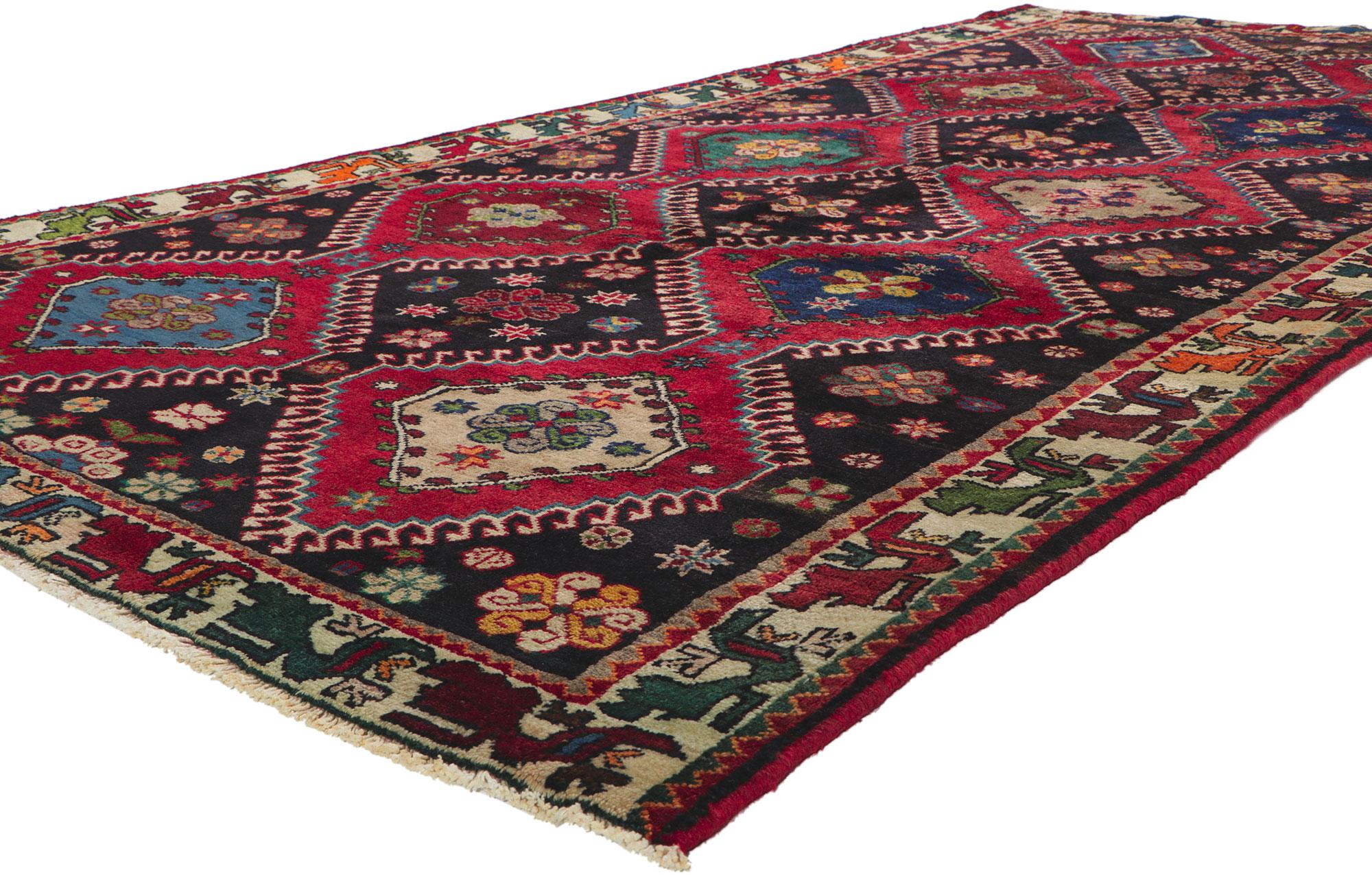 61038 Tapis Vintage Persan Shiraz, 05'02 x 09'11. Une histoire enchanteresse se déroule dans l'étreinte de ce tapis Shiraz persan vintage en laine nouée à la main. Imaginez le nomade douillet qui tisse un enchantement tribal dans chaque fil. Le