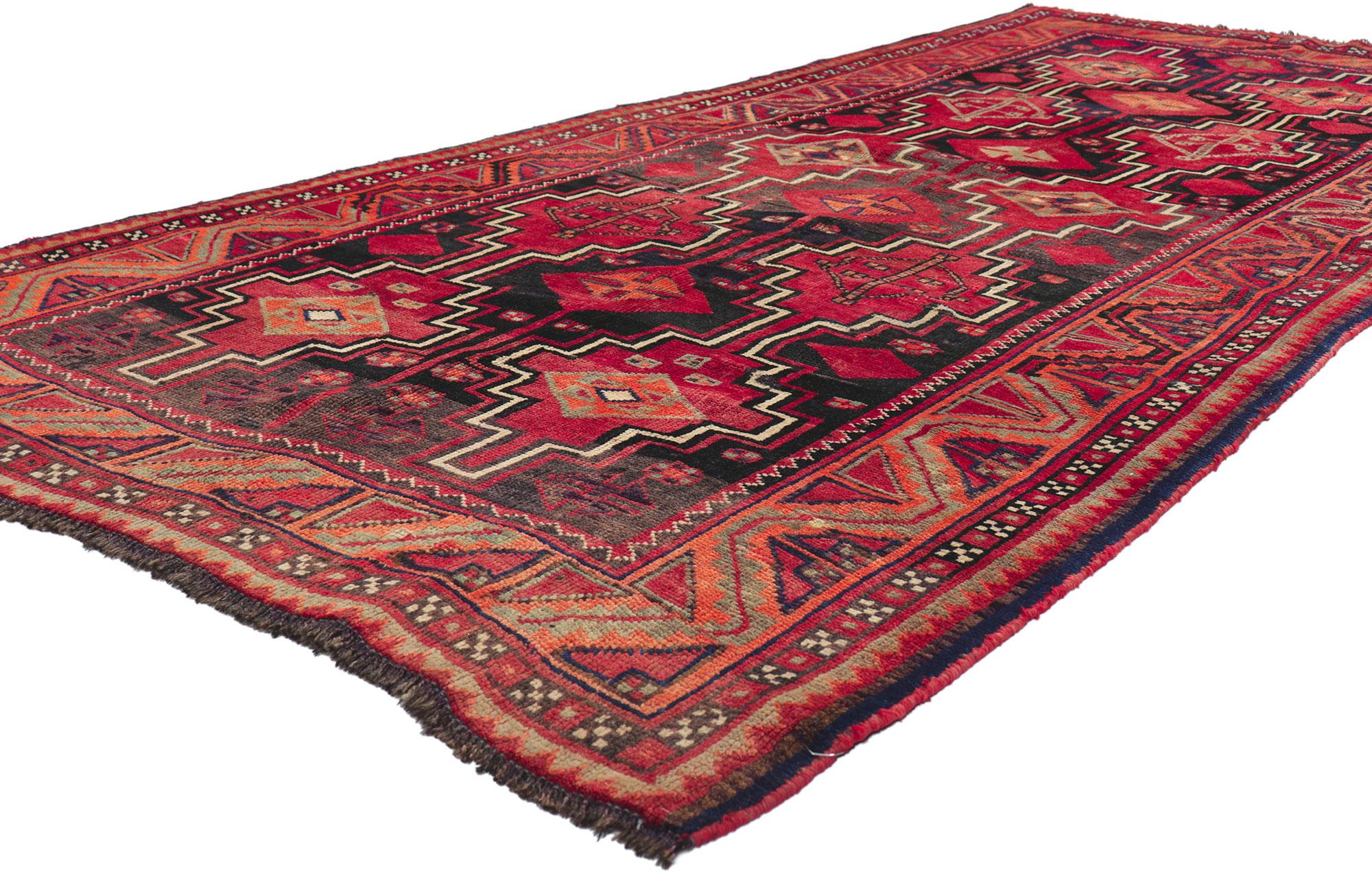 61221 Tapis Persan Vintage Shiraz, 04'05 x 09'03.
Plein de petits détails et de charme nomade, ce tapis persan vintage Shiraz en laine noué à la main est une vision captivante de la beauté tissée. Le design tribal accrocheur et les couleurs vives de