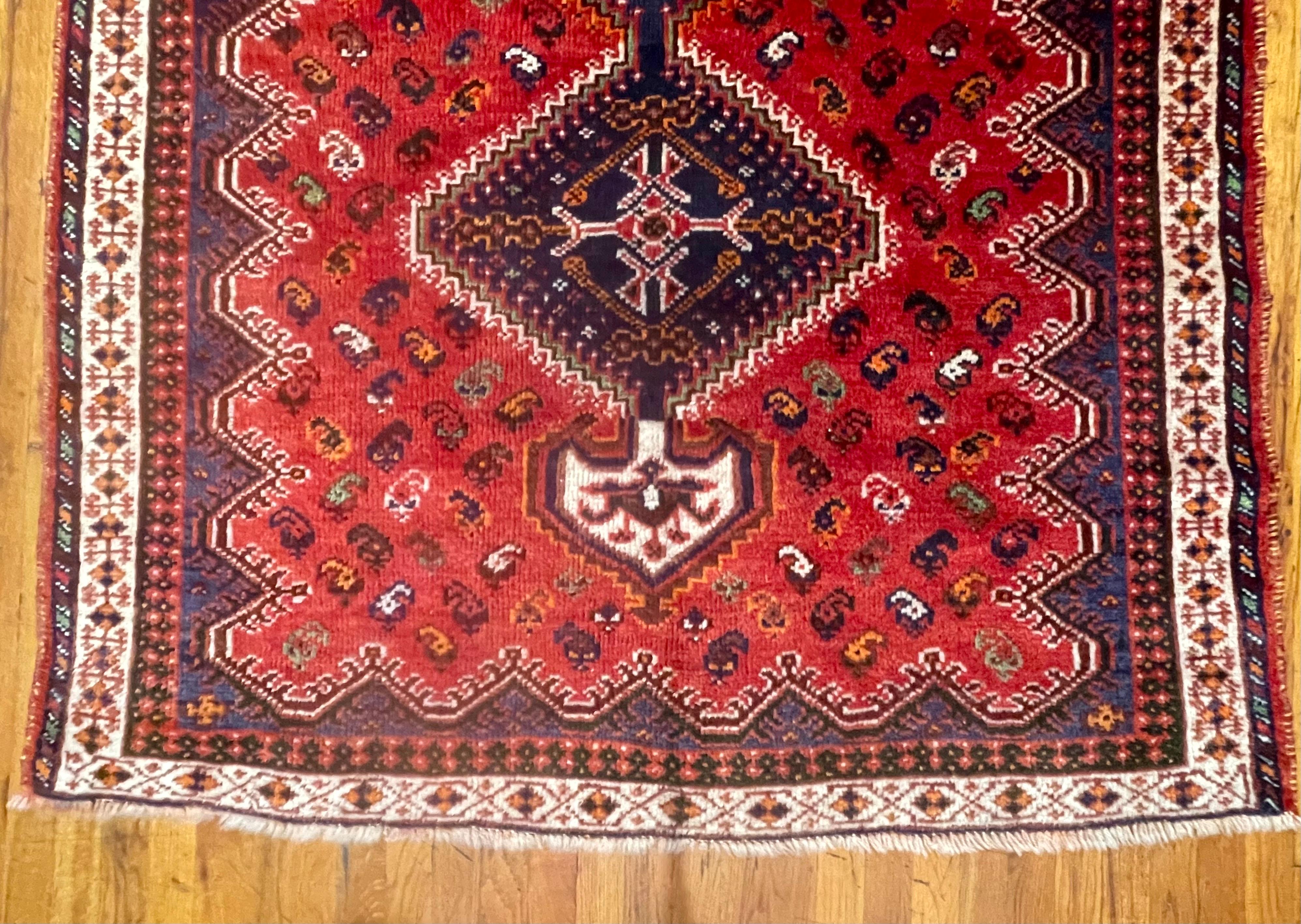 Alter persischer Shiraz-Teppich (Persisch) im Angebot
