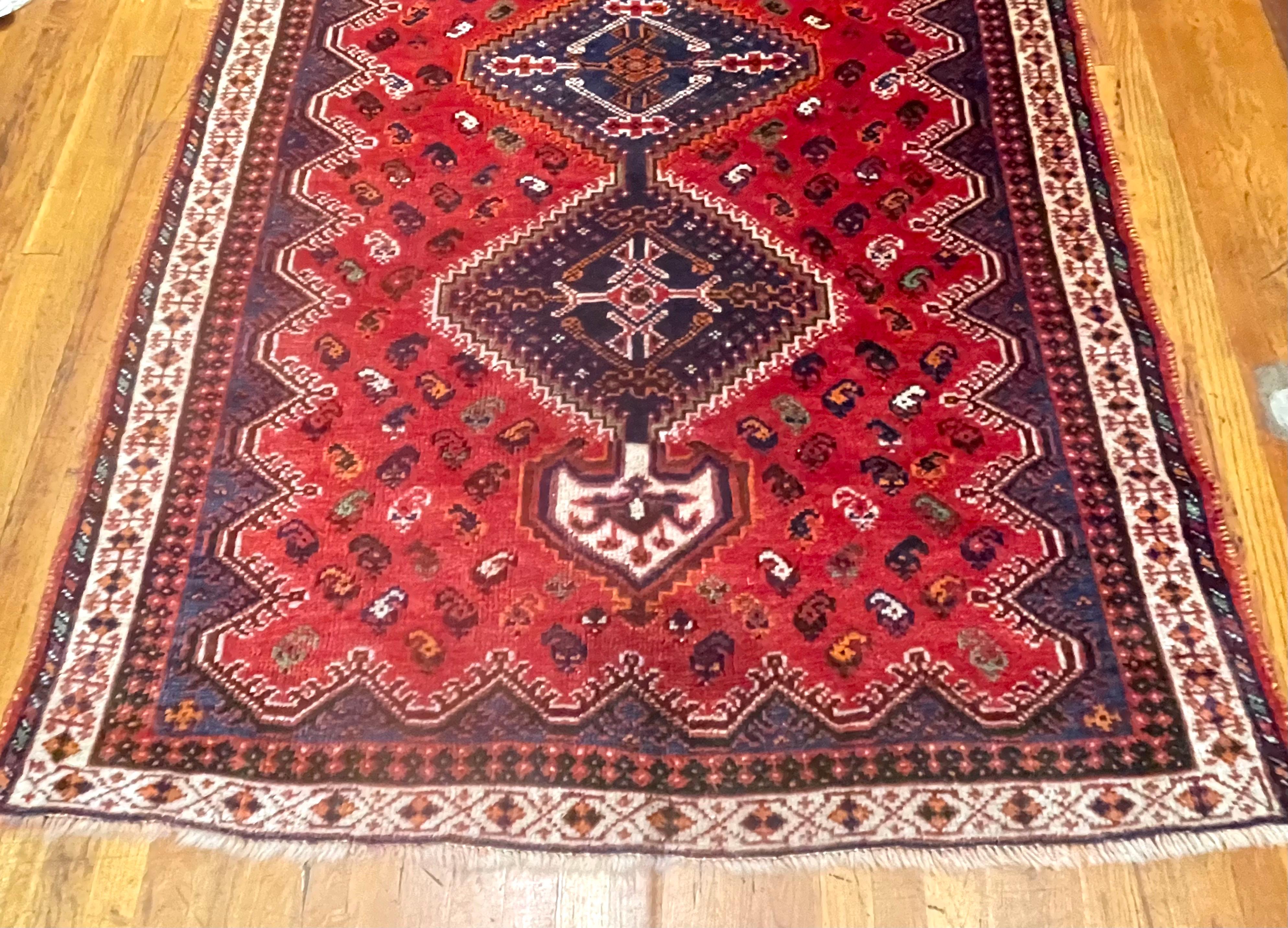 Alter persischer Shiraz-Teppich (Handgeknüpft) im Angebot