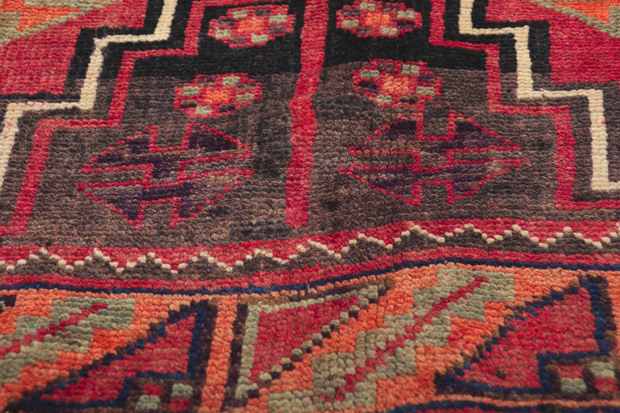 Vintage Persian Shiraz Rug In Good Condition For Sale In Dallas, TX