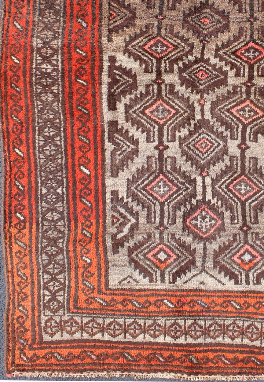 Altpersischer Shiraz-Teppich in gebranntem Orange und Braun mit Stammesmedaillons, Teppich h-1211-53, Herkunftsland / Typ: Iran / Shiraz, um 1950.

Dieser alte persische Shiraz-Teppich (ca. Mitte des 20. Jahrhunderts) zeichnet sich durch eine