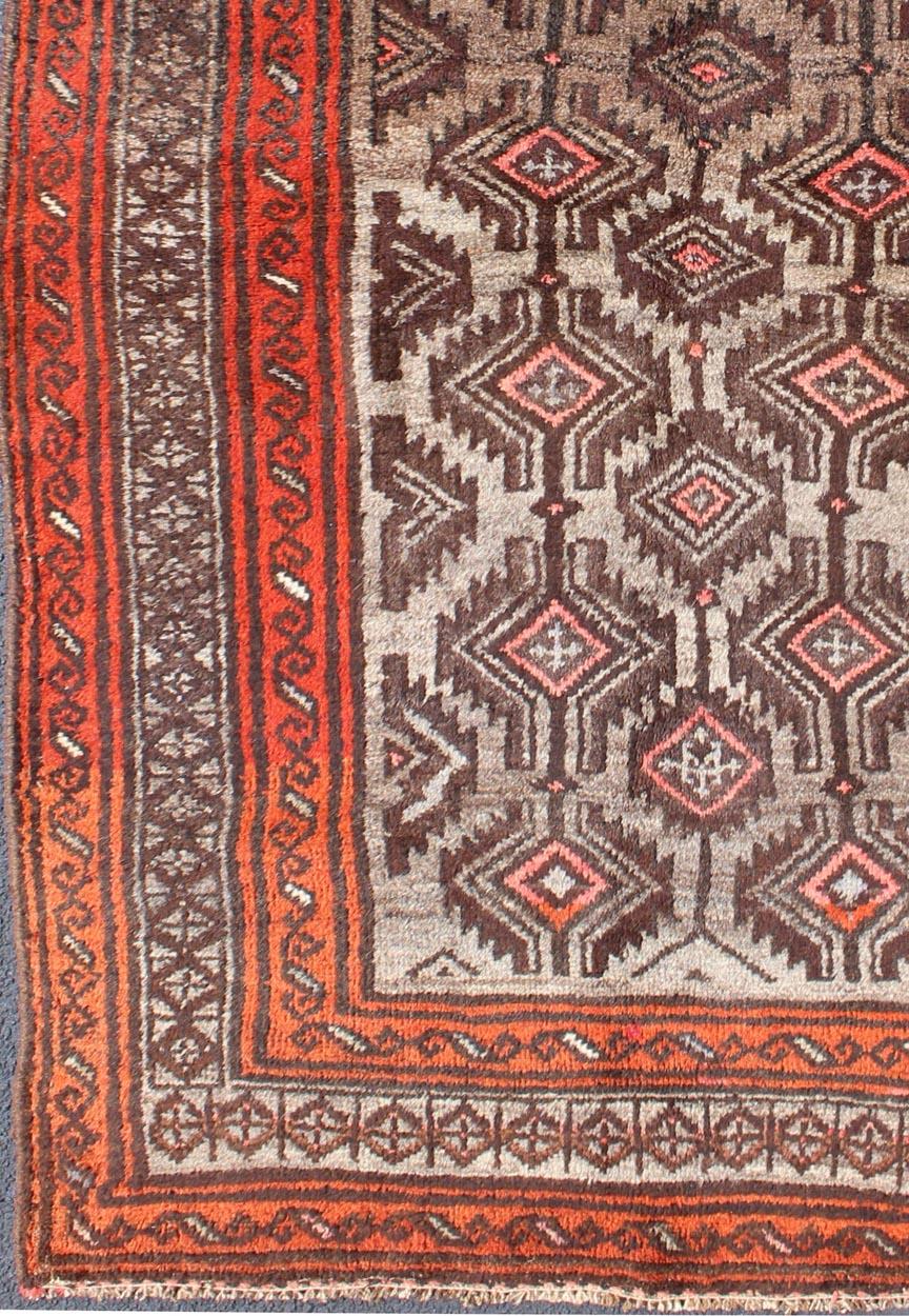 Alfombra vintage persa de Shiraz en naranja quemado y marrón con medallones tribales, alfombra h-1211-53, país de origen / tipo: Irán / Shiraz, hacia 1950.

Esta alfombra persa Shiraz vintage (de mediados del siglo XX) presenta una mezcla única de