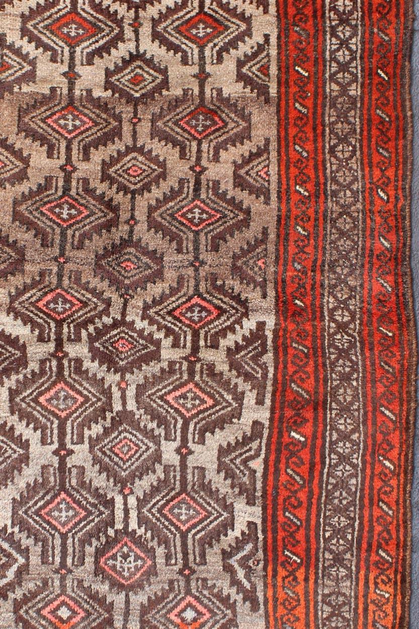 Persischer Shiraz-Teppich in Orange und Braun mit Stammesmedaillons, gebrannt (Handgeknüpft) im Angebot