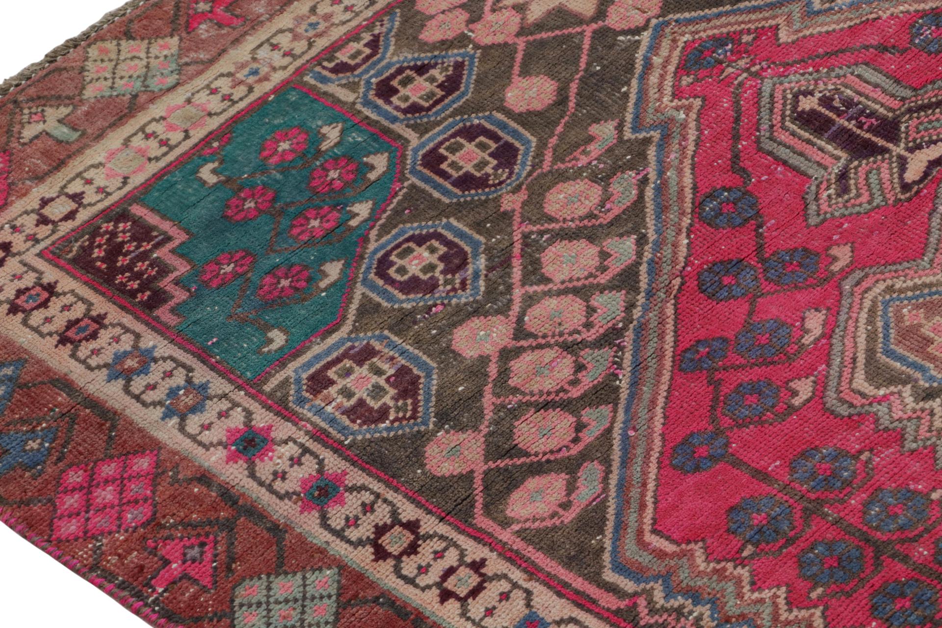 Noué à la main Tapis persan Shiraz vintage à motifs floraux roses et sarcelles par Rug & Kilim en vente
