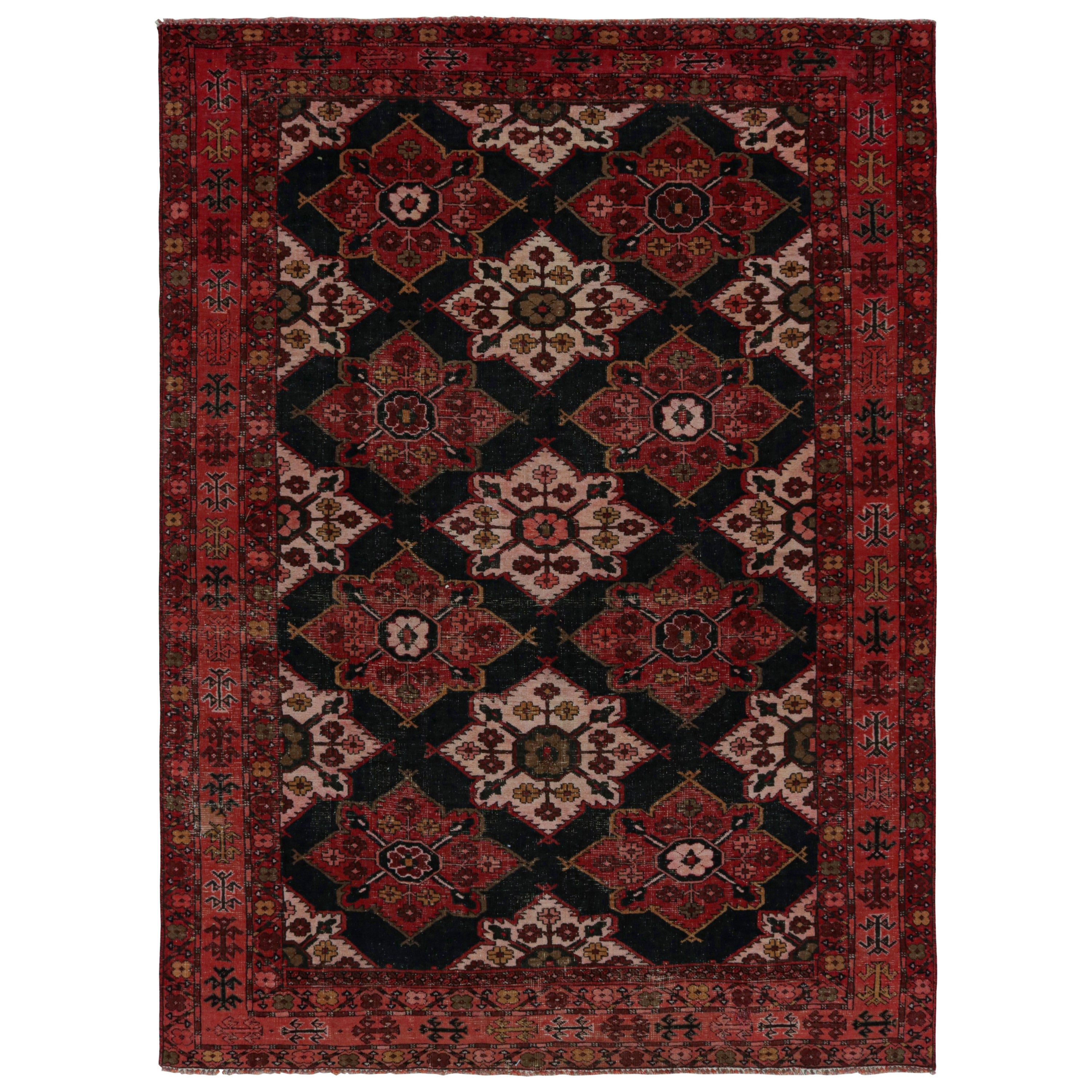 Tapis persan Shiraz à motifs floraux rouges et noirs par Rug & Kilim