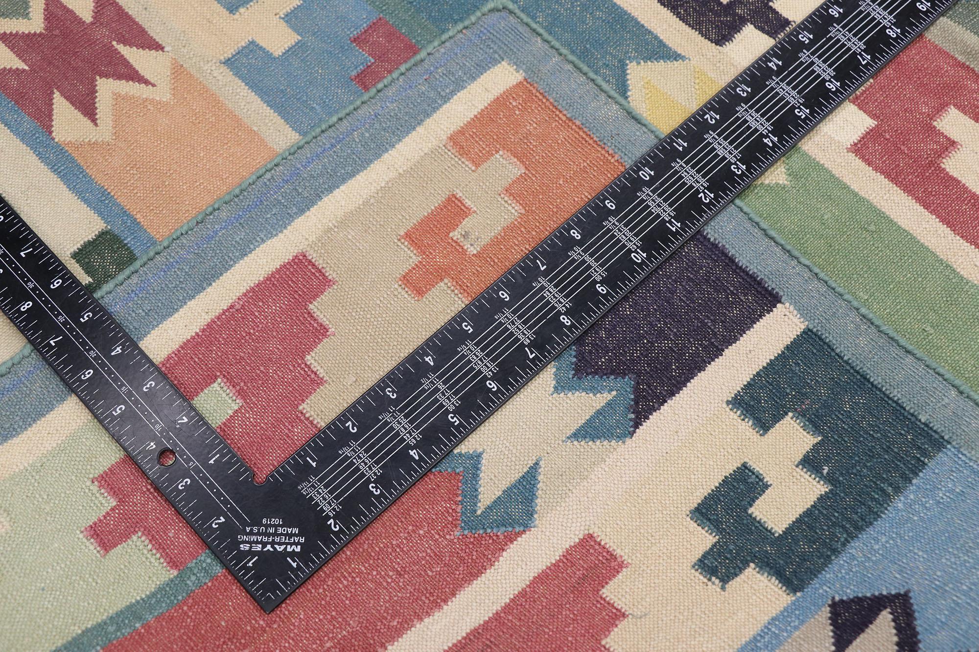 Vintage Persian Shiraz Rug with Boho Chic Tribal Style In Good Condition For Sale In Dallas, TX