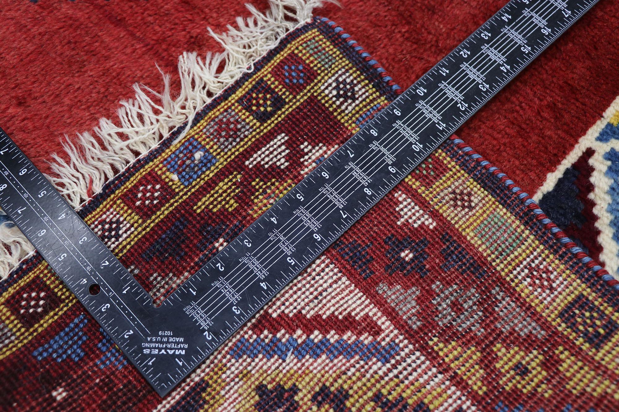 Noué à la main Tapis persan vintage Shiraz avec style tribal moderne du milieu du siècle dernier en vente