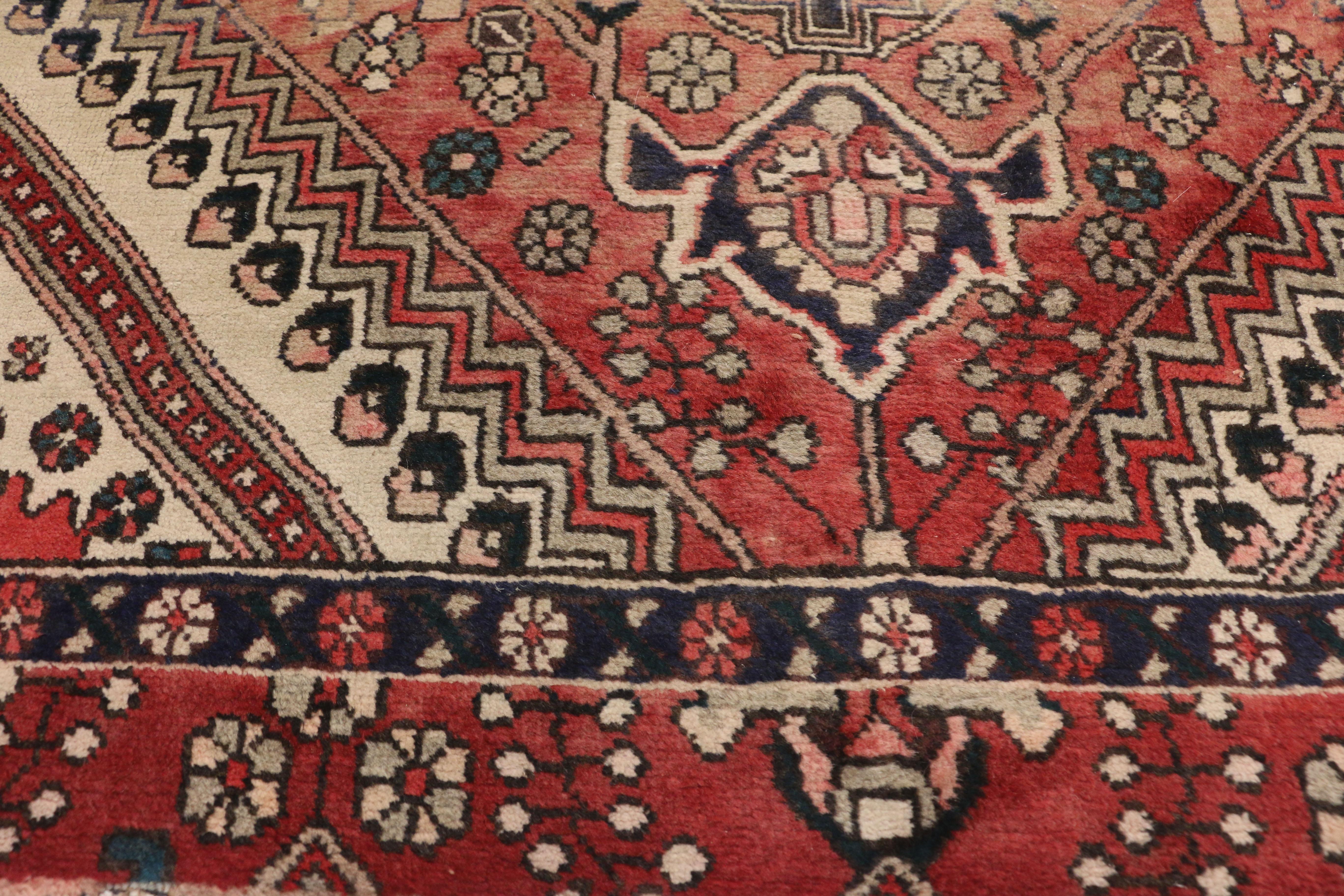 Vintage Persian Shiraz Rug with Rustic Traditional Style In Good Condition For Sale In Dallas, TX