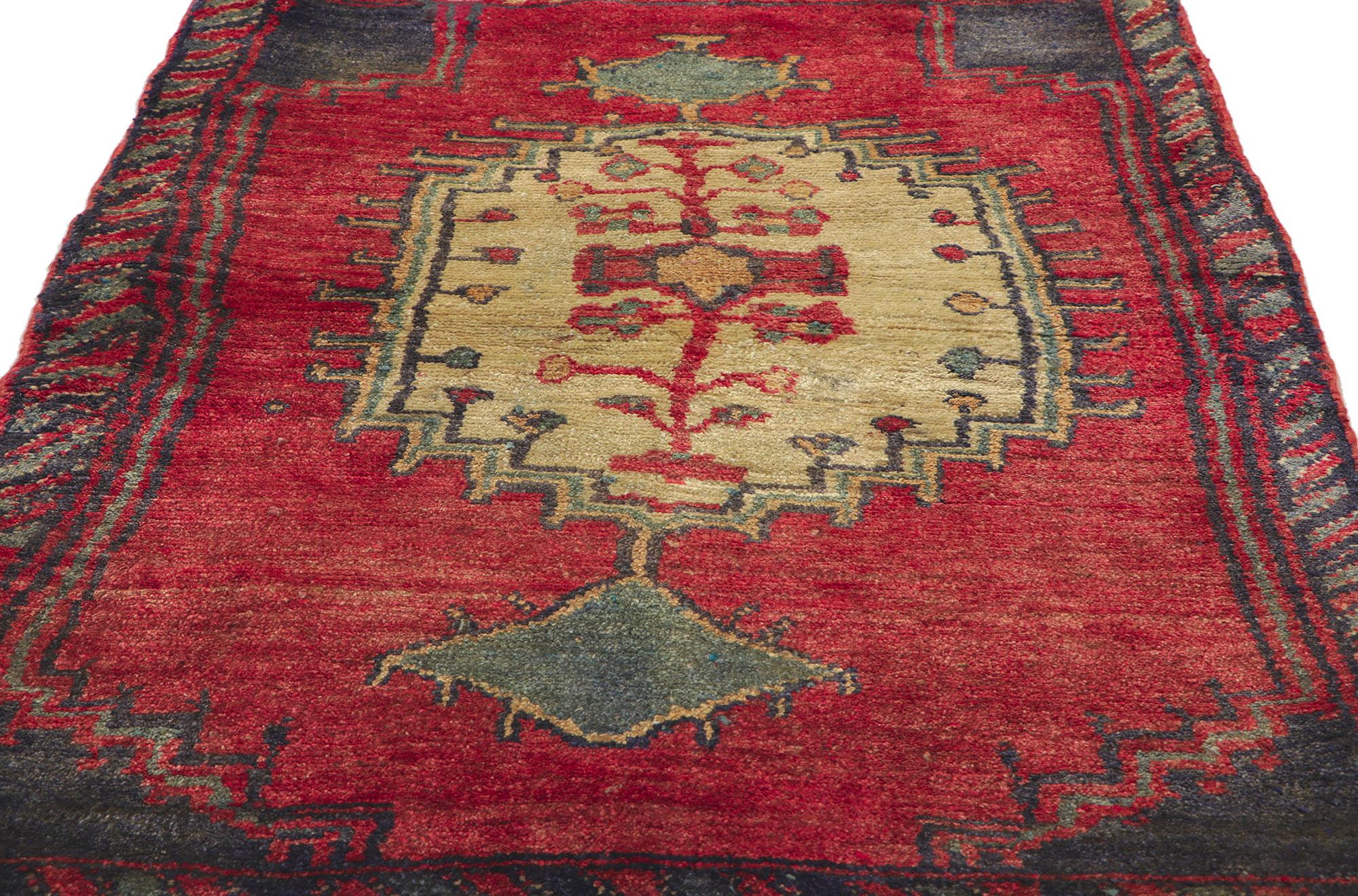 Vintage Persian Shiraz Rug with Tribal Style In Good Condition For Sale In Dallas, TX