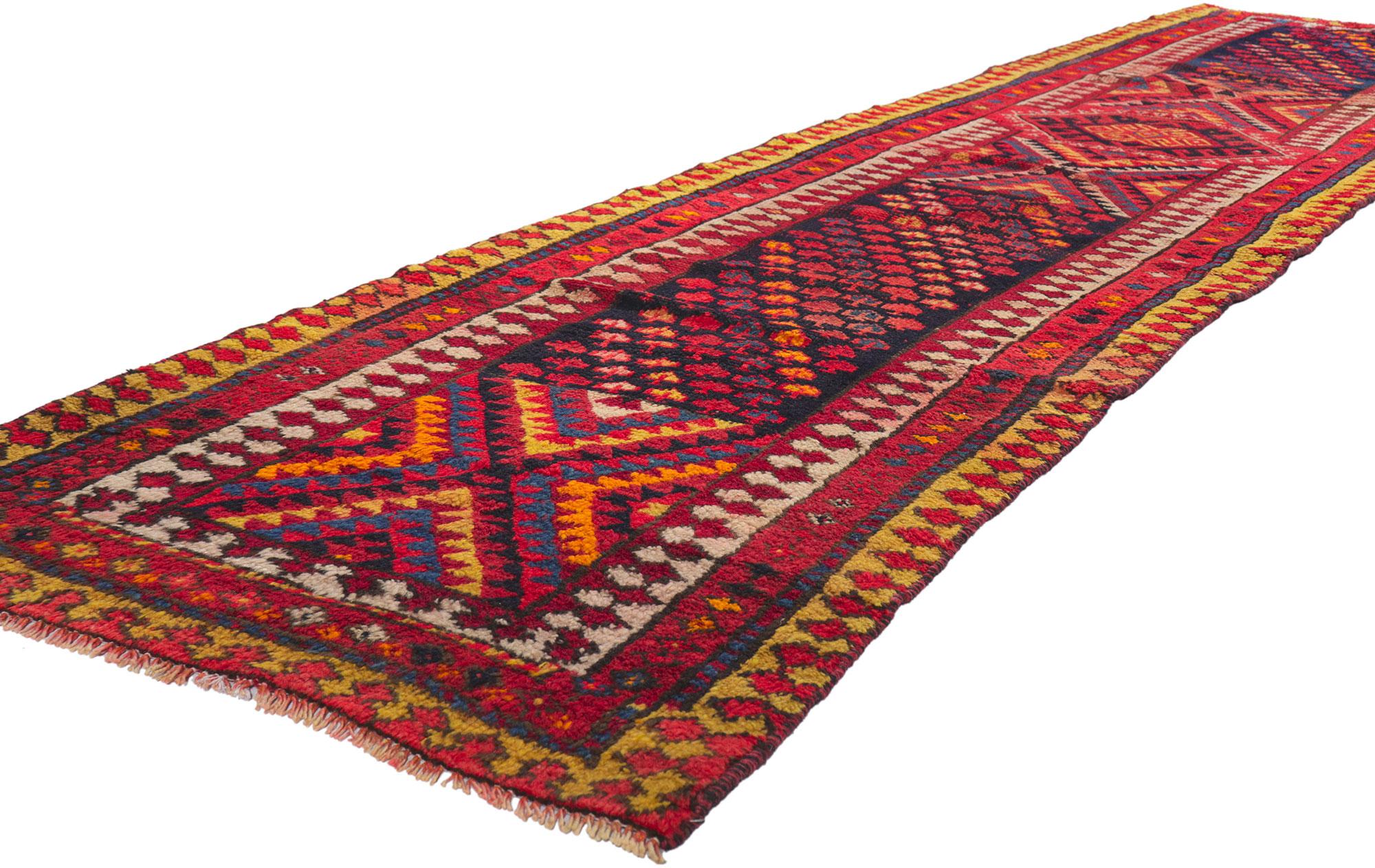 Plein de petits détails et de charme nomade, ce chemin de table en laine perse vintage Shiraz noué à la main est une vision captivante de la beauté tissée. Le design tribal accrocheur et les couleurs vives de ce tapis vintage Shiraz se combinent