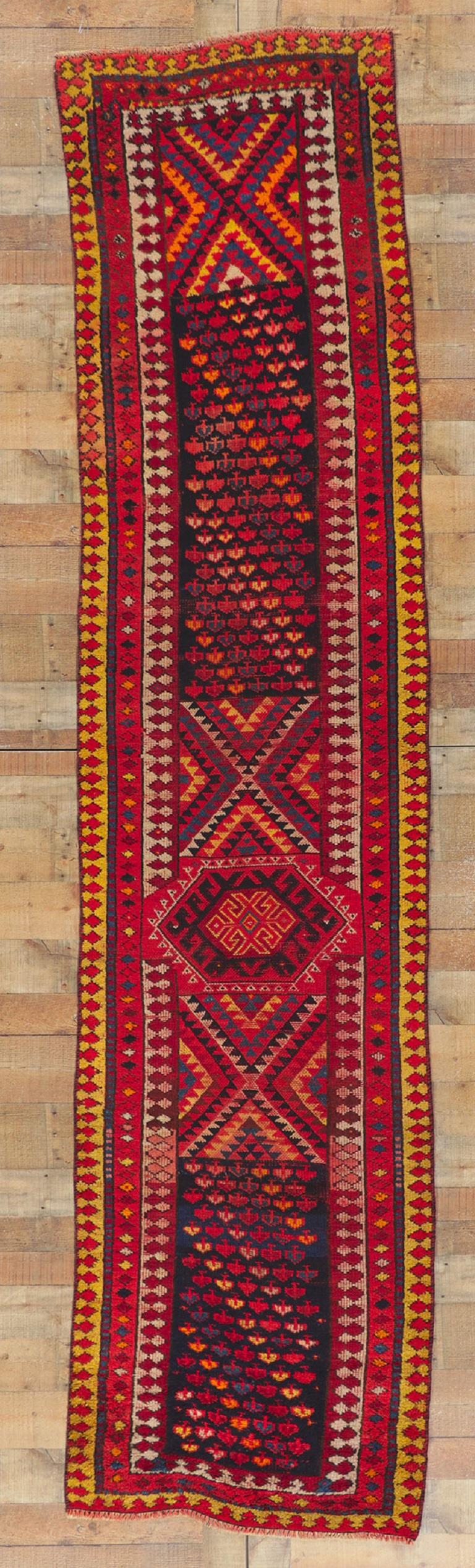 Noué à la main Tapis de couloir persan vintage Shiraz en vente