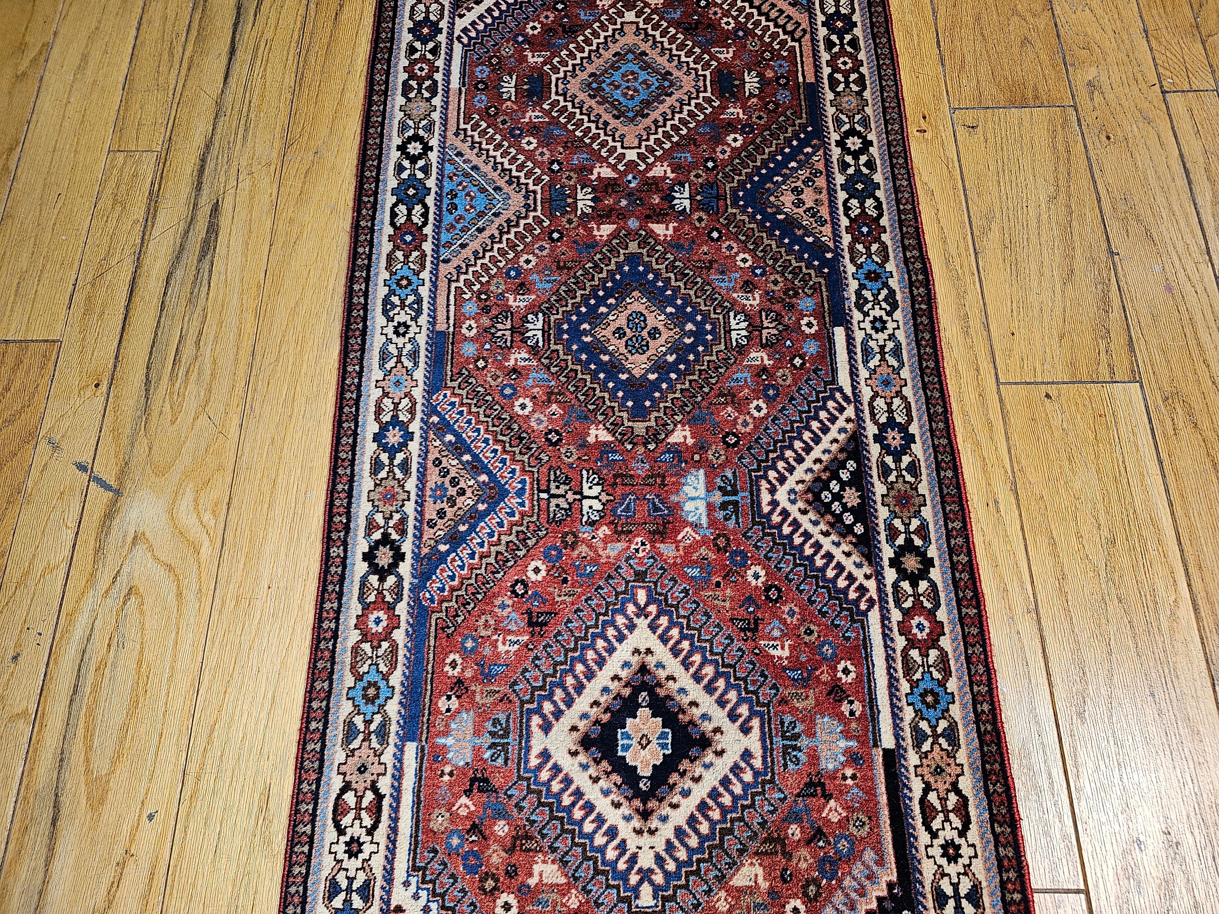 Persischer Shiraz-Läufer in geometrischem Muster, Vintage (Pflanzlich gefärbt) im Angebot