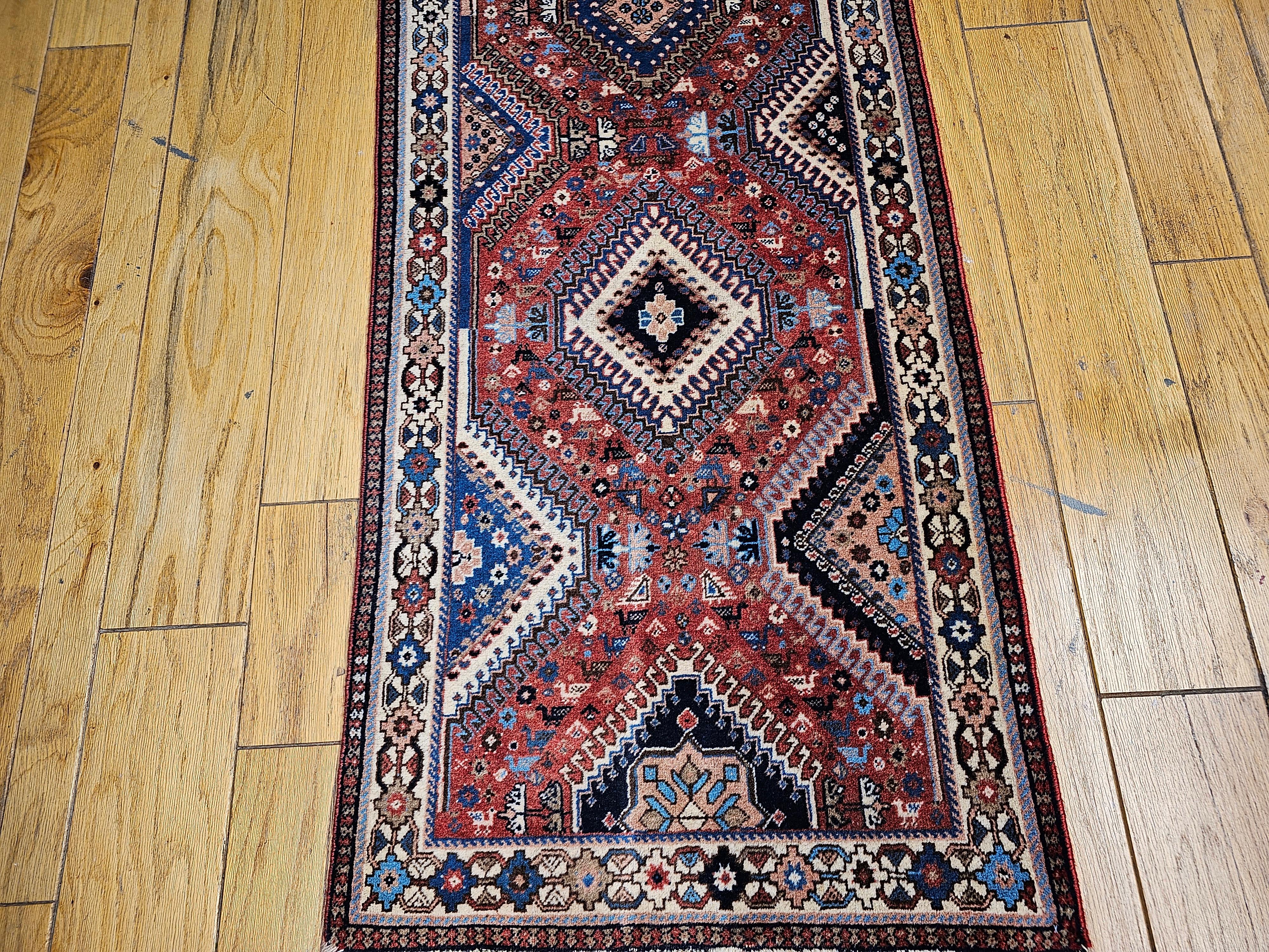 Persischer Shiraz-Läufer in geometrischem Muster, Vintage im Zustand „Gut“ im Angebot in Barrington, IL