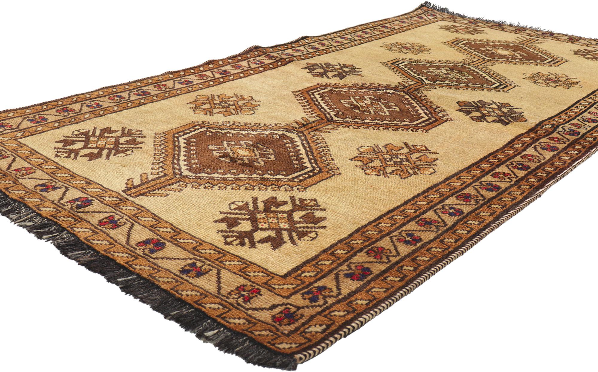 75052 Tappeto Vintage Persian Shiraz, 03'09 x 07'05.  Nella tradizione senza tempo dell'arte persiana, questo tappeto vintage Shiraz in lana annodato a mano è un esempio straordinario di artigianato e simbolismo. Il suo design è ancorato da un