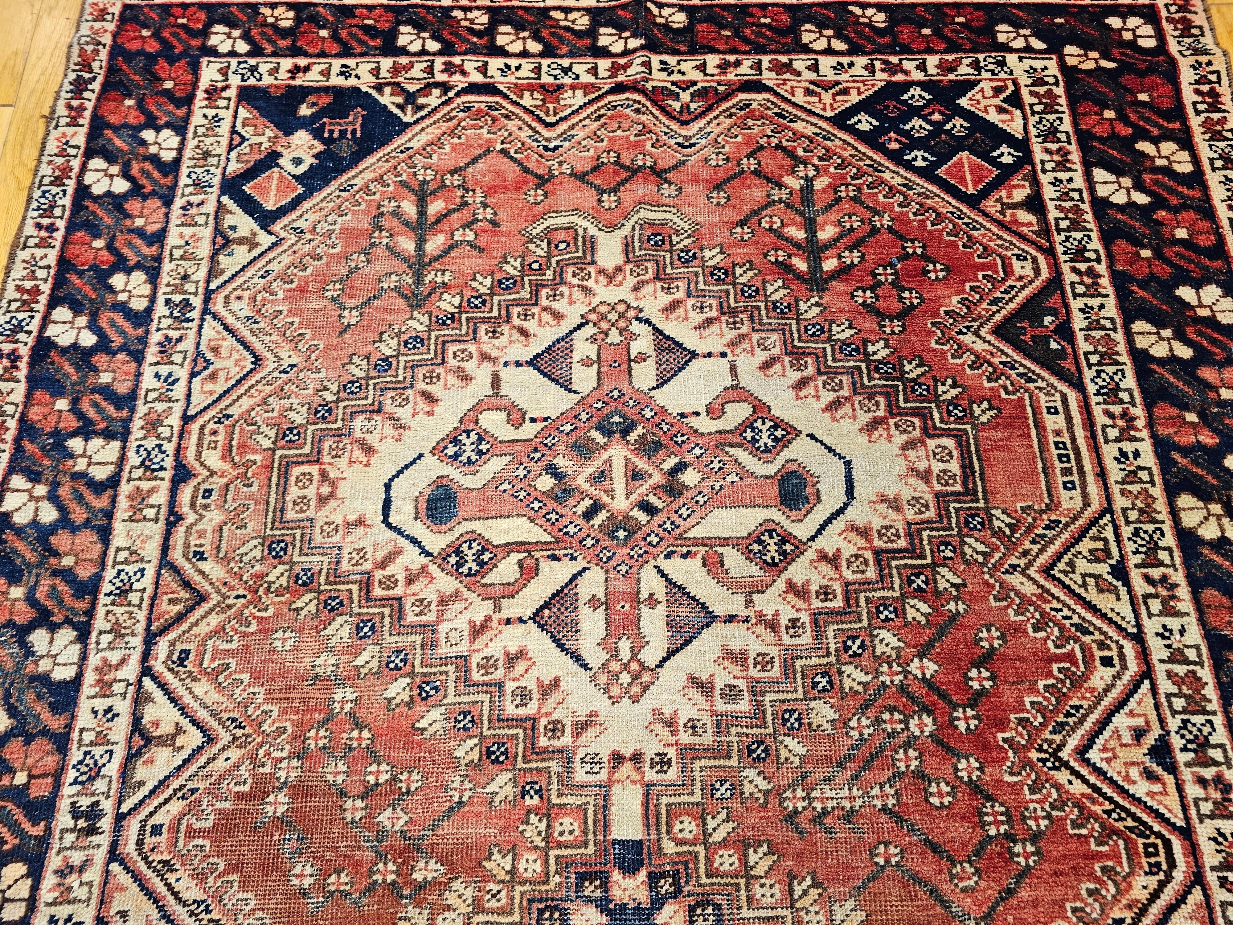 Persischer Shiraz-Stamme-Teppich im Vintage-Stil in Rostrot, Elfenbein, Blau, Grau (Handgeknüpft) im Angebot