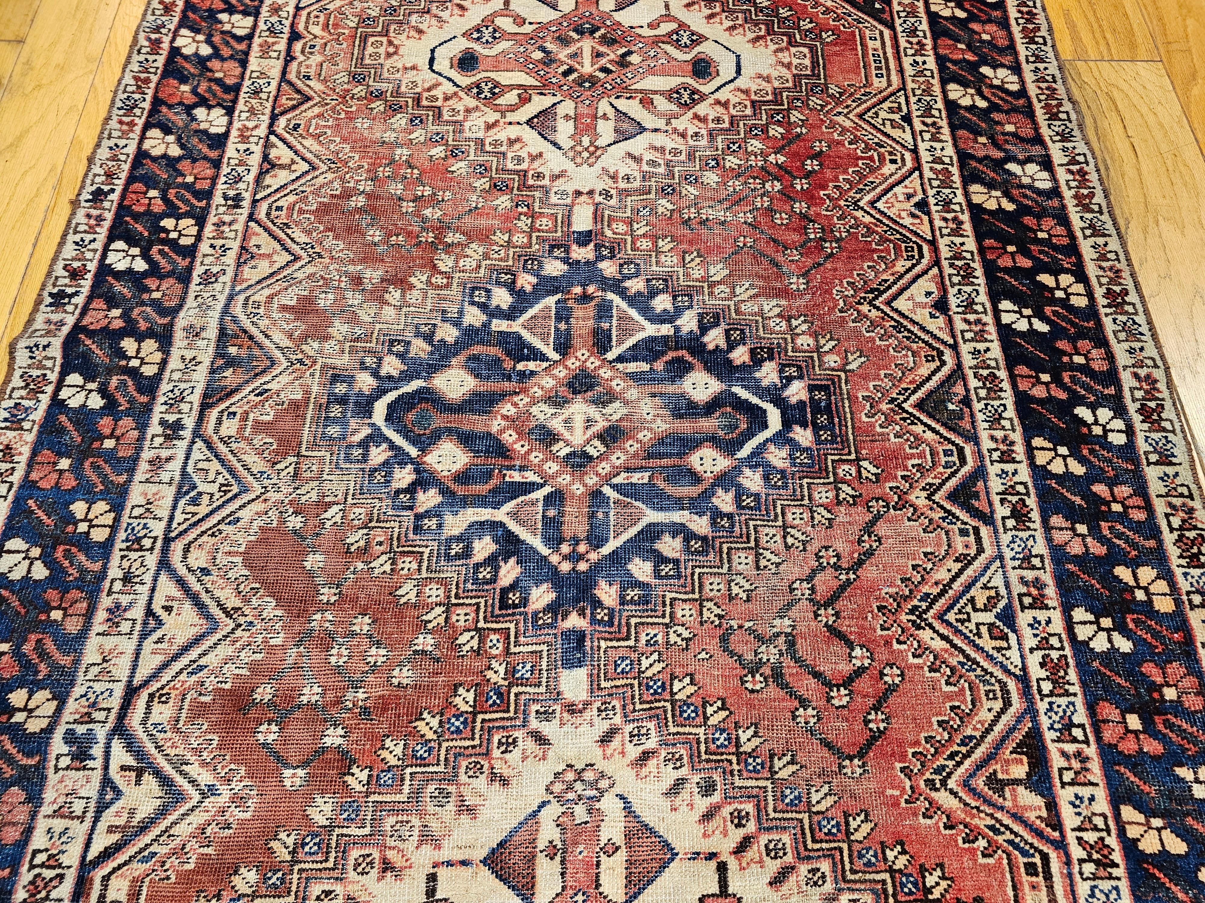 Persischer Shiraz-Stamme-Teppich im Vintage-Stil in Rostrot, Elfenbein, Blau, Grau im Zustand „Gut“ im Angebot in Barrington, IL