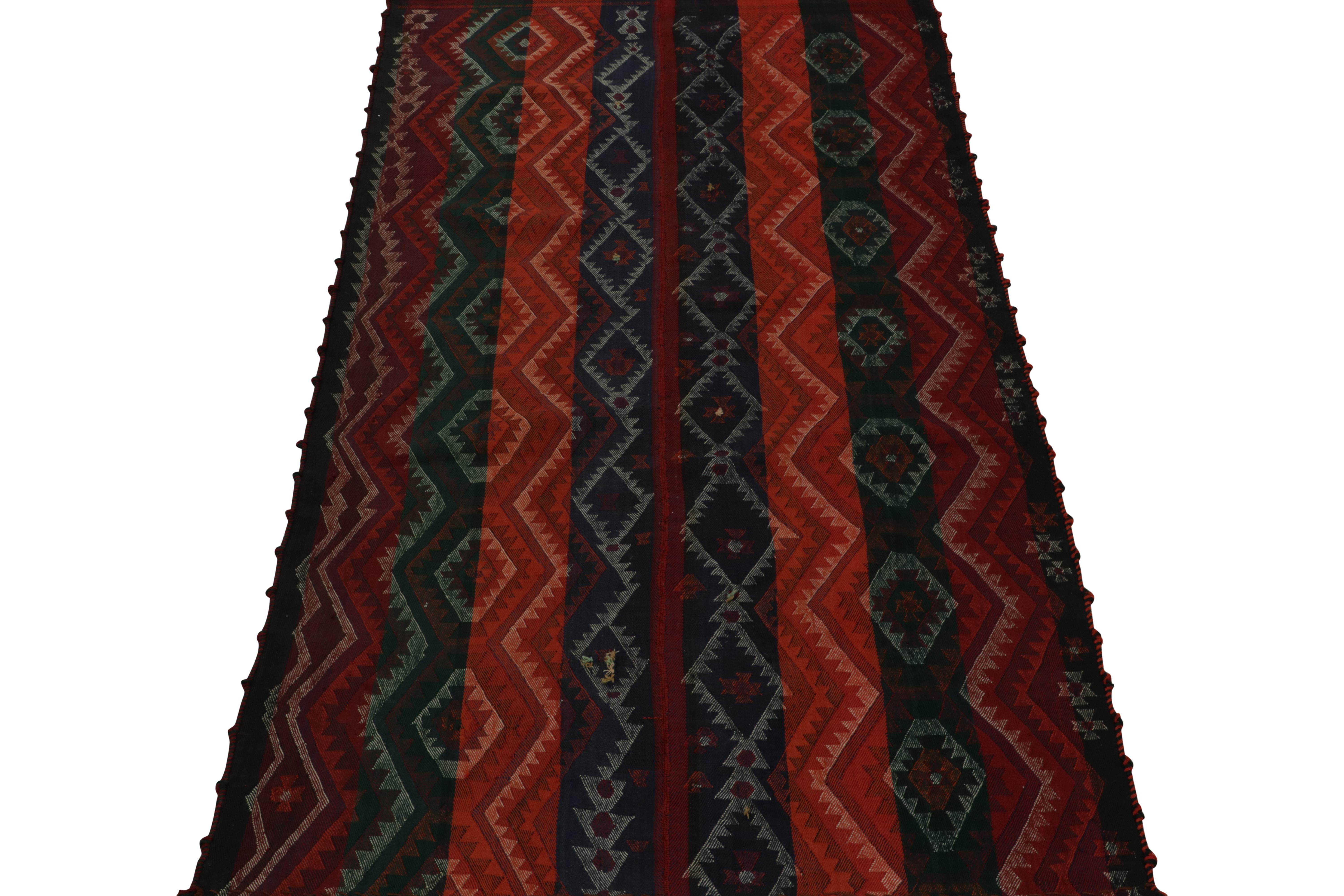Dieser 4x8 persische Shiraz-Kelim ist ein handgewebter Stammesläufer aus Wolle, ca. 1950-1960.

Weiter zum Design:

Dieses Flachgewebe wird in der Paneel-Webtechnik hergestellt, bei der zwei Stücke wie dieses zu einem großen Stück zusammengefügt