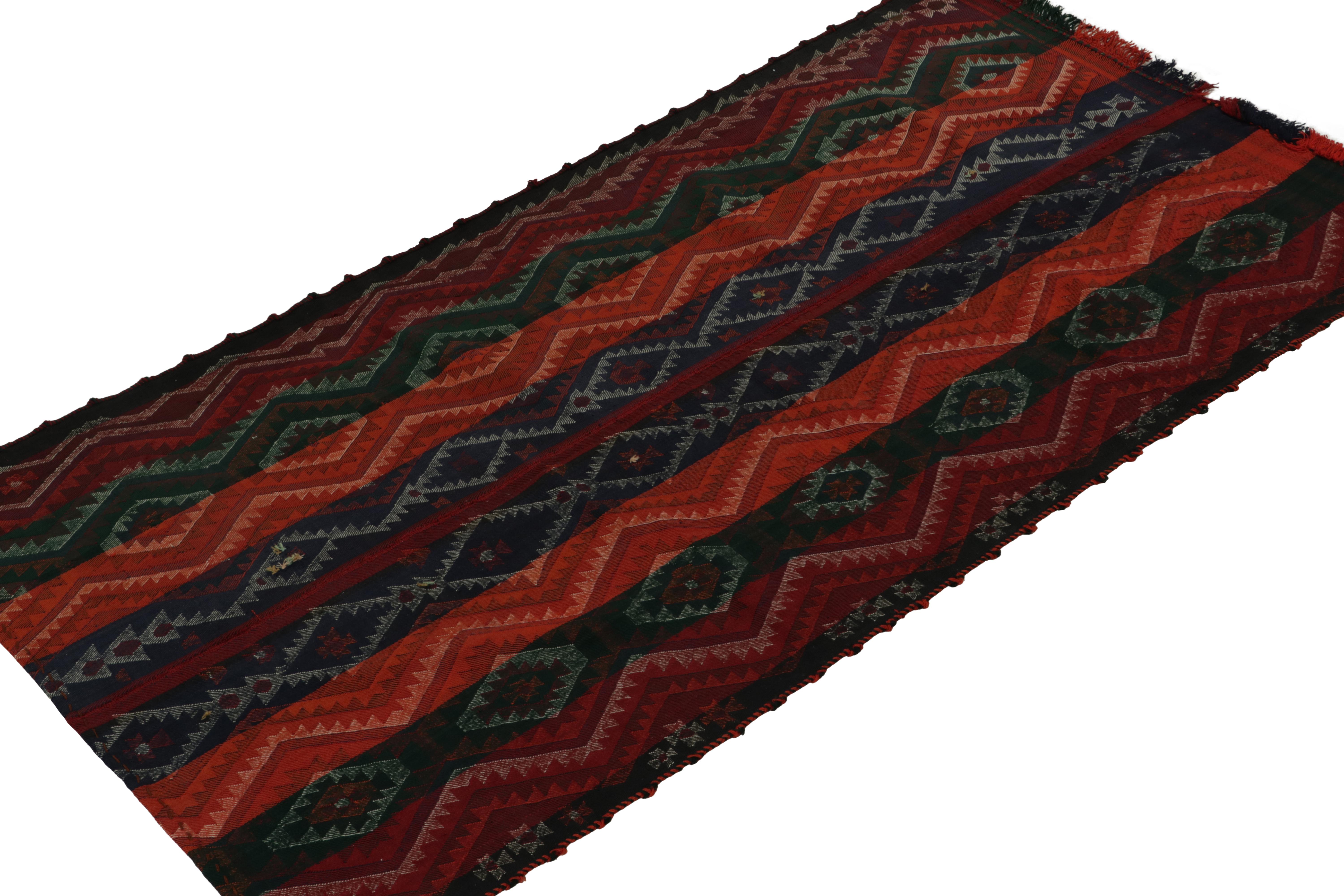 Tribal Tapis et Kilim tribal persan Shiraz vintage à motifs géométriques colorés en vente