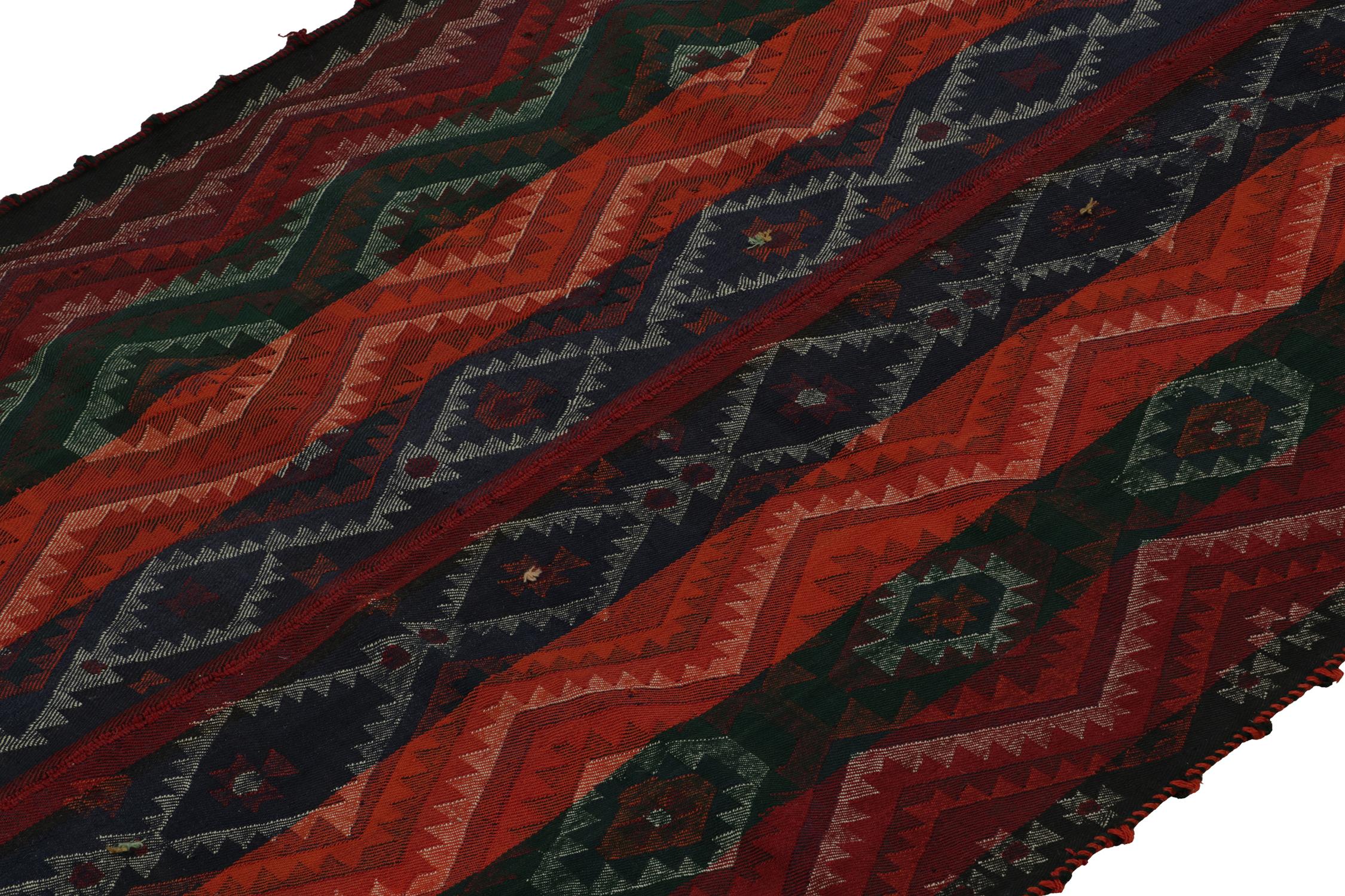 Perse Tapis et Kilim tribal persan Shiraz vintage à motifs géométriques colorés en vente