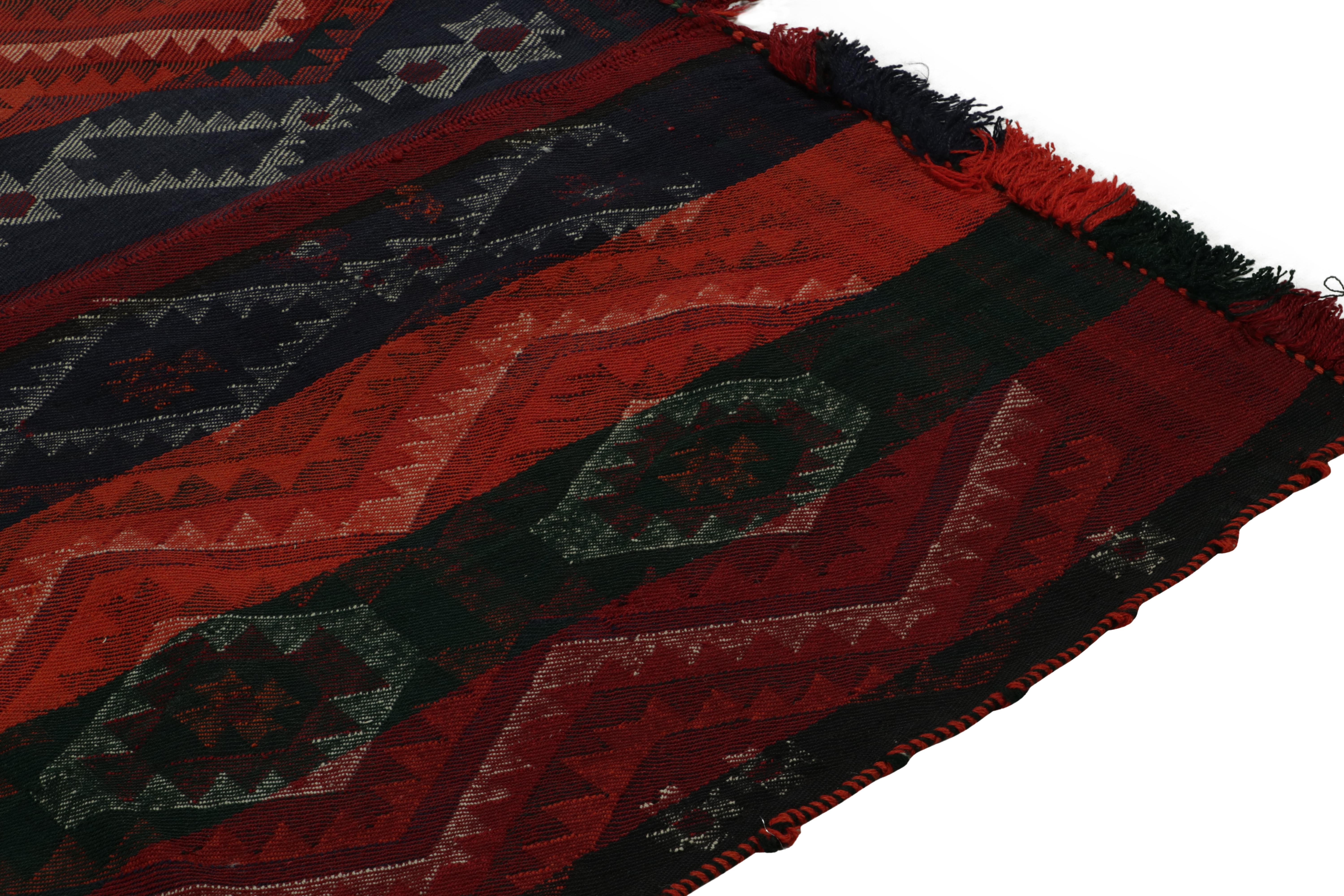 Noué à la main Tapis et Kilim tribal persan Shiraz vintage à motifs géométriques colorés en vente