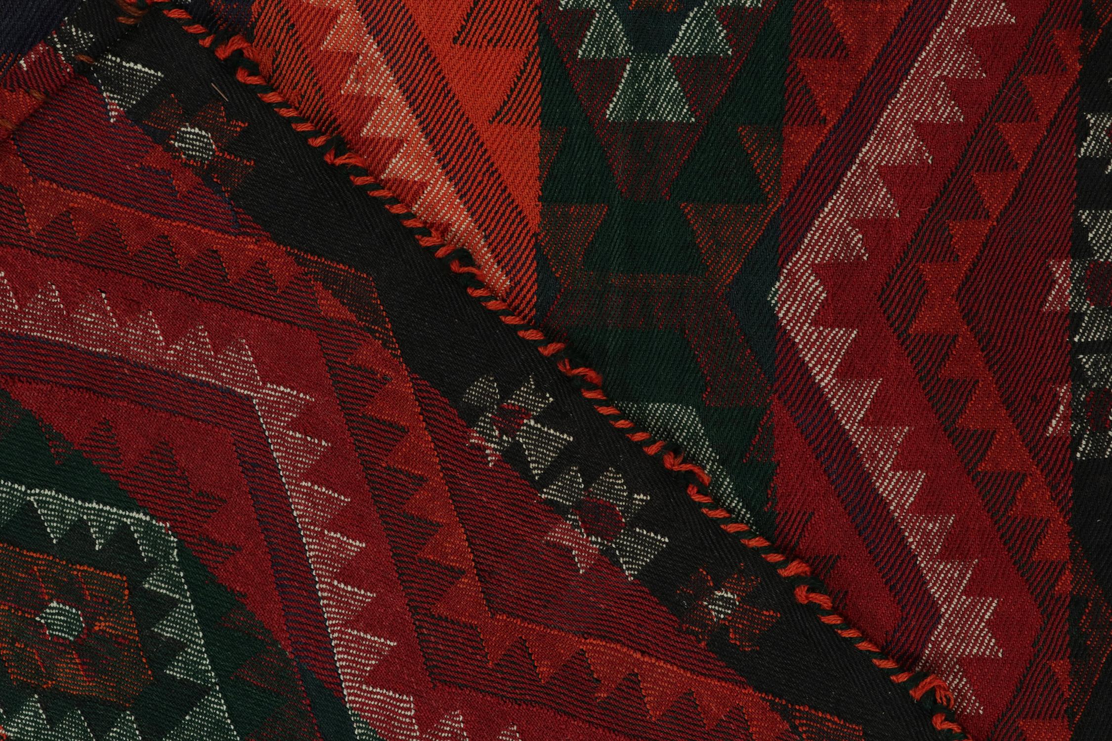 Milieu du XXe siècle Tapis et Kilim tribal persan Shiraz vintage à motifs géométriques colorés en vente