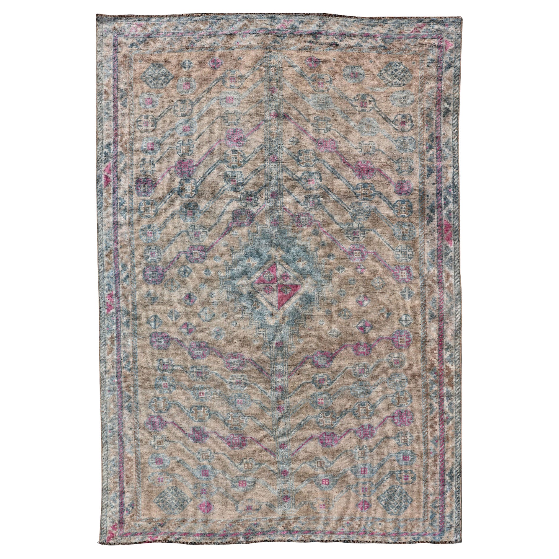 Shiraz persa vintage con diseño tribal en amarillo suave, rosa y gris azulado en venta