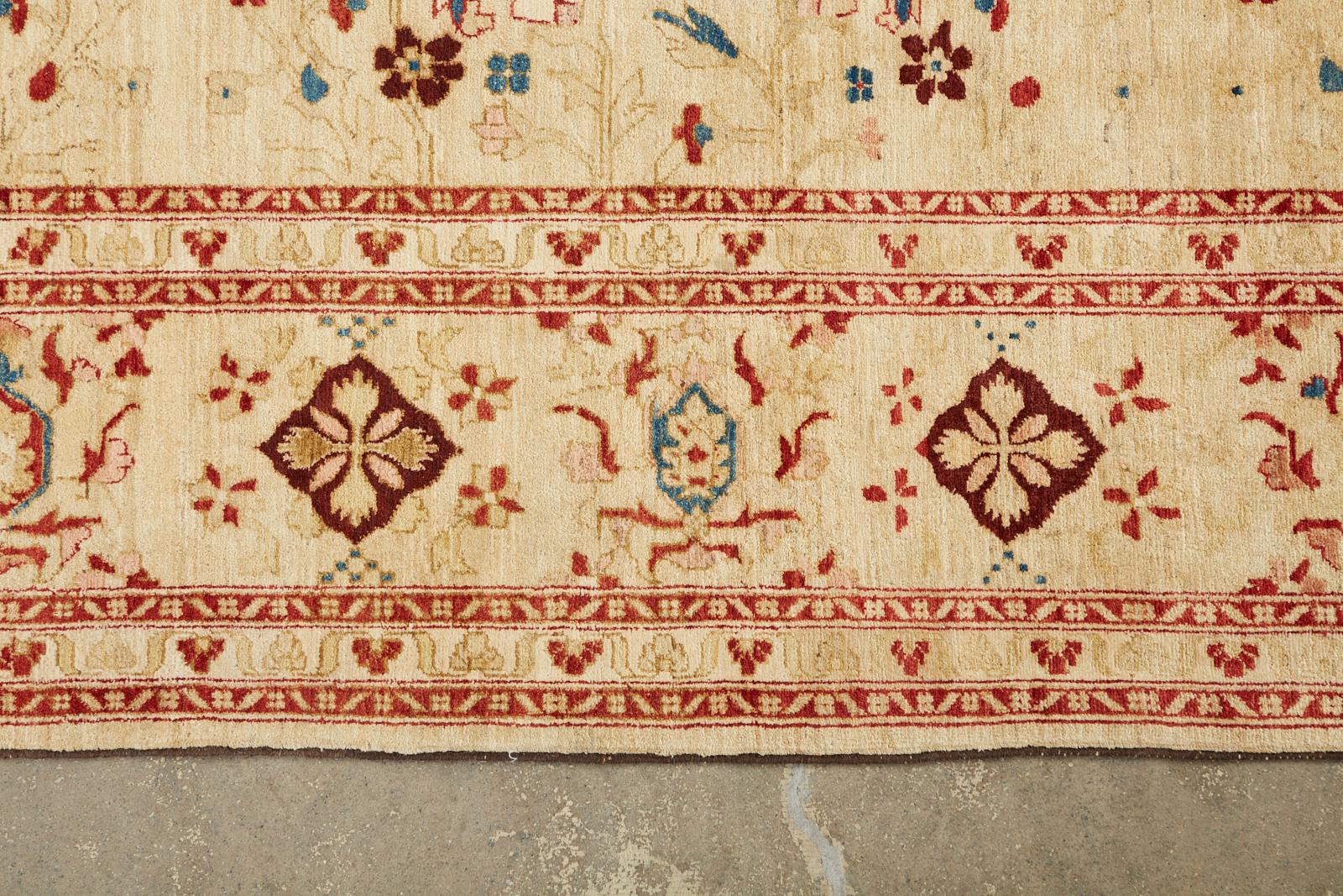 Persischer Sultanabad-Teppich, signiert im Angebot 4