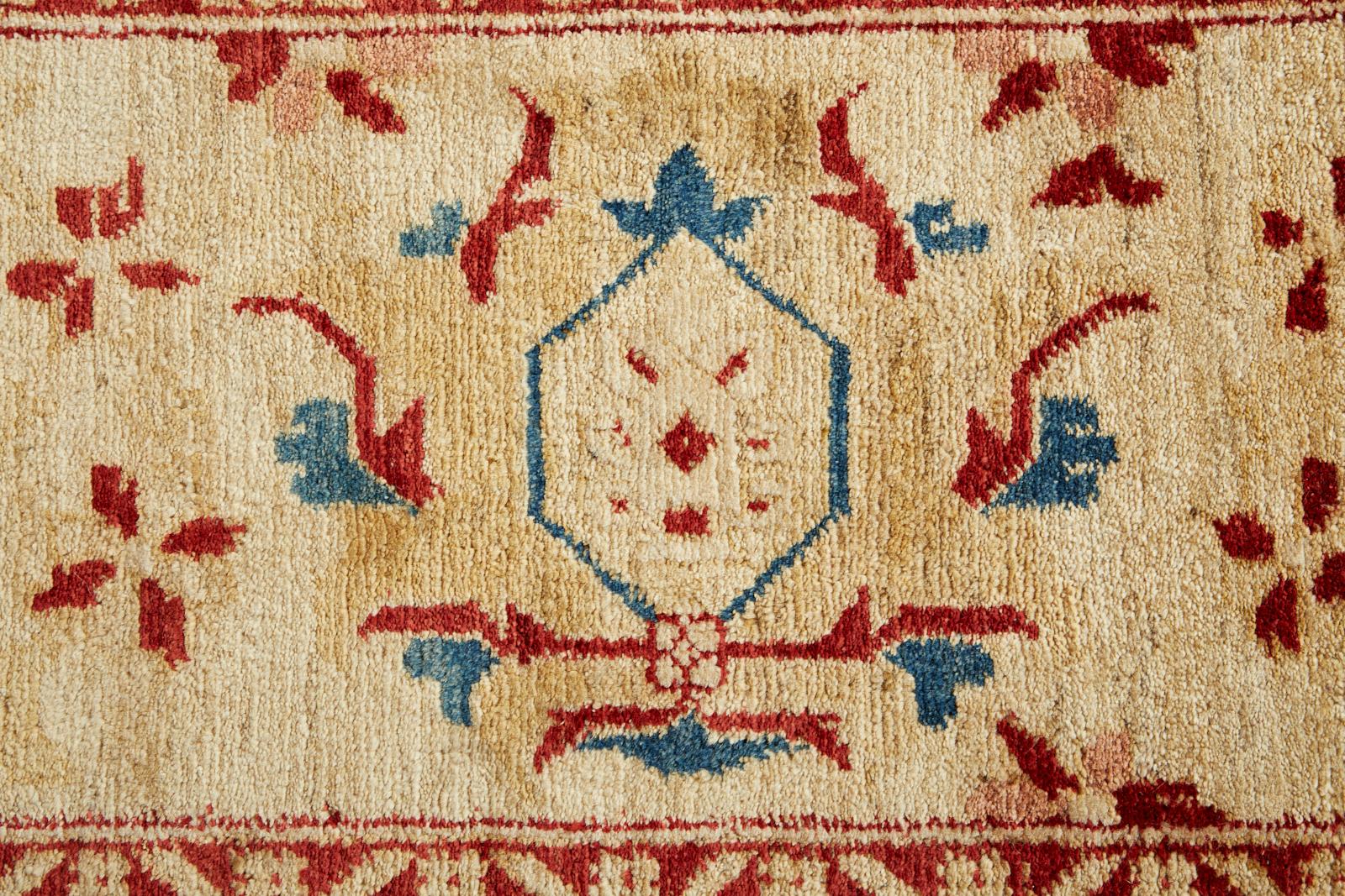 Persischer Sultanabad-Teppich, signiert im Angebot 8