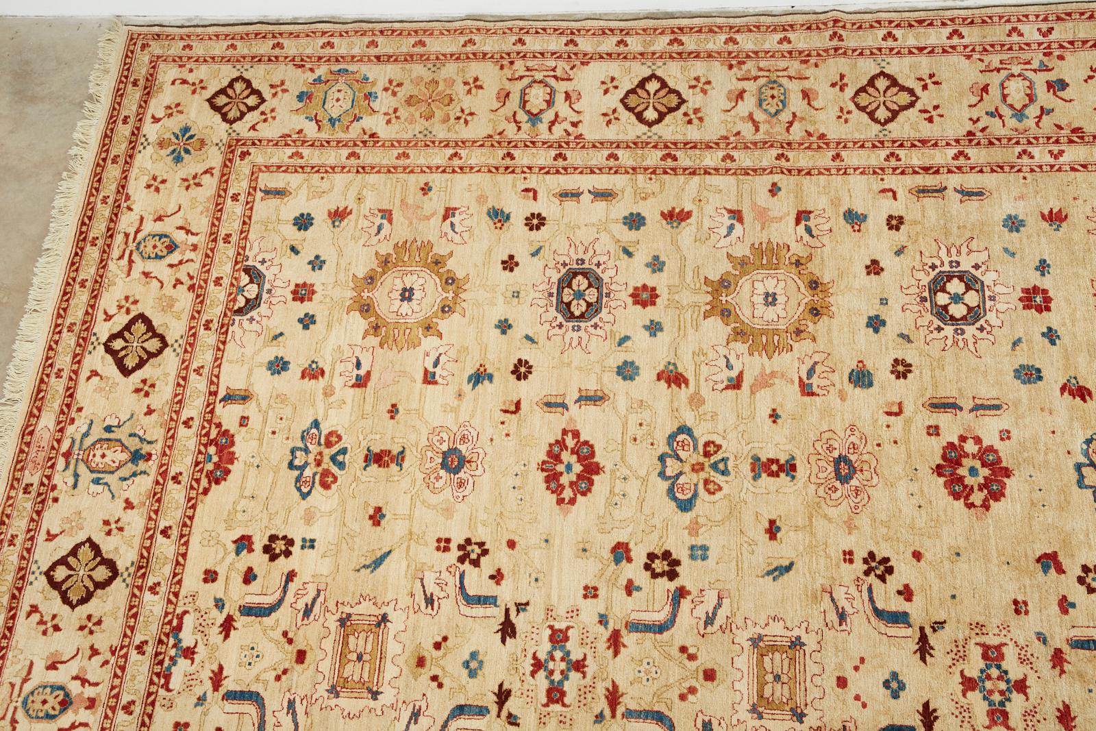Persischer Sultanabad-Teppich, signiert (21. Jahrhundert und zeitgenössisch) im Angebot