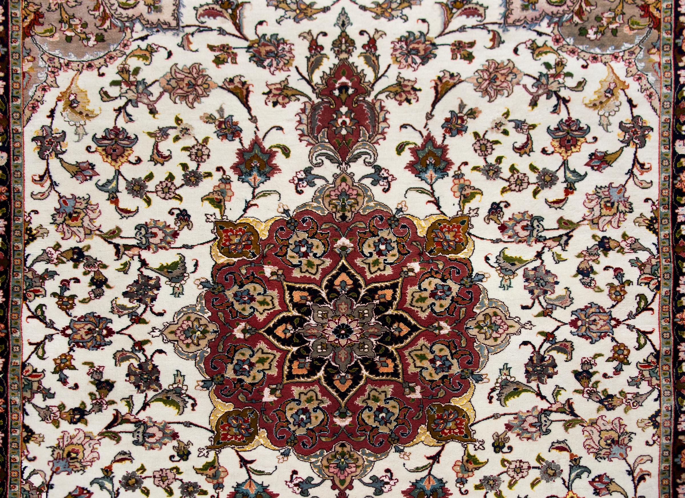 Persischer Tabriz-Teppich aus Seide und Wolle im Angebot 5